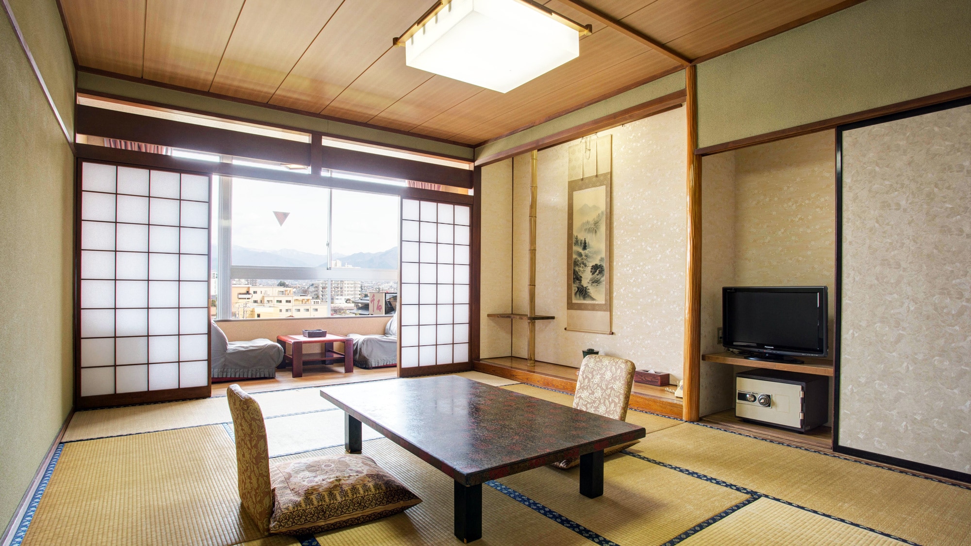 *[Japanese-style room 10.5 tatami mats (example)] This is our standard room. Please relax and enjoy yourself.