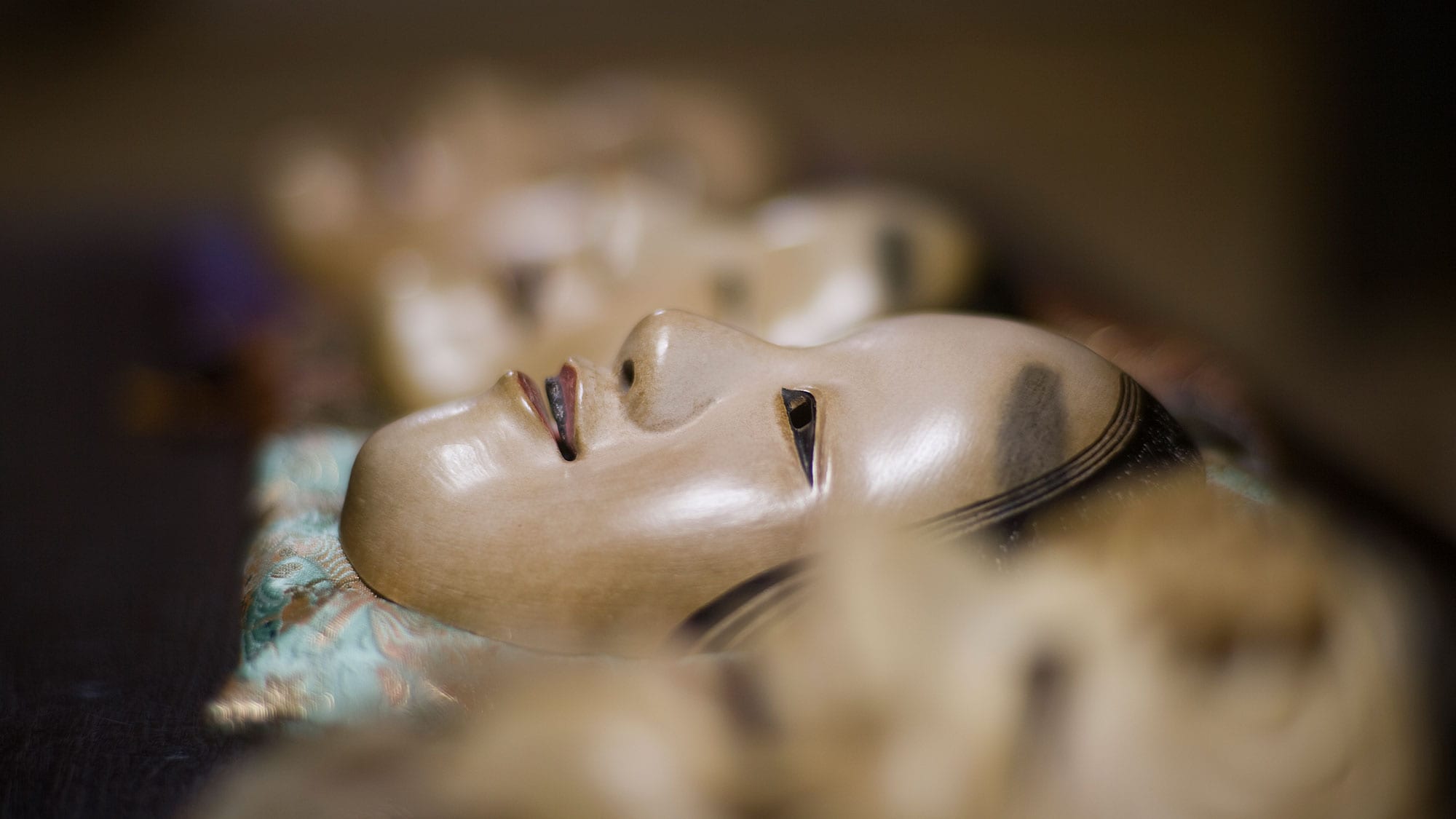 您可以在能樂舞台指南中看到真正的能樂面具