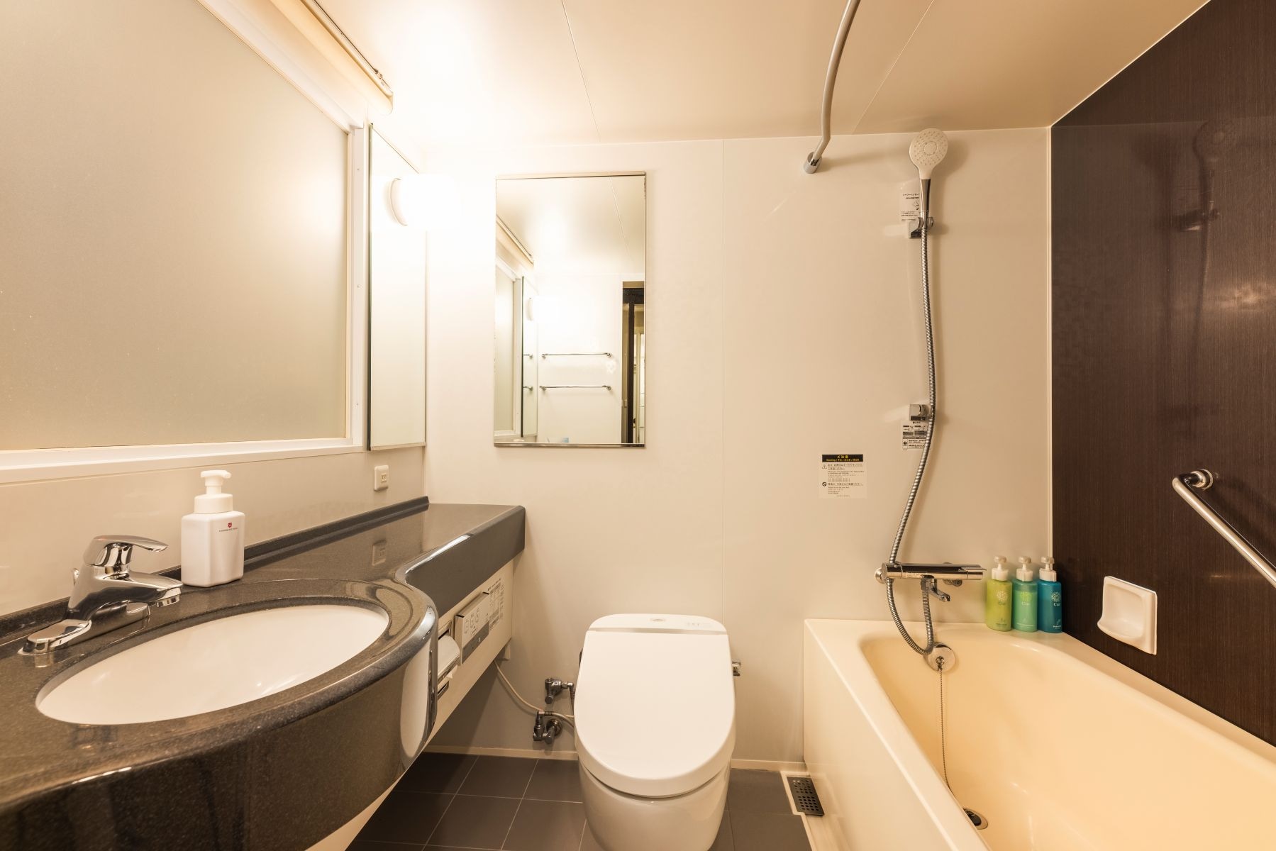Kamar mandi unit kembar