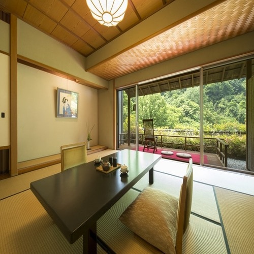 Japanese-style room [with moon-viewing rim stand]