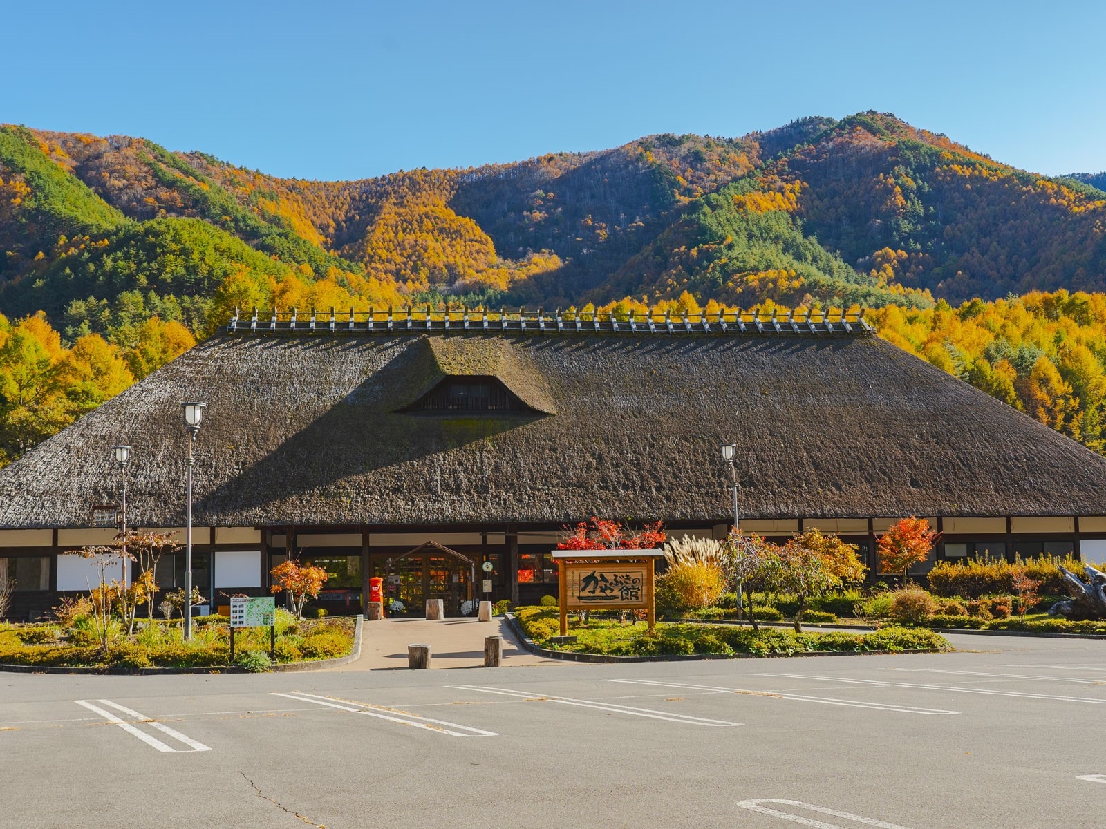 The largest thatched roof in Japan. A nostalgic scene unfolds before your eyes, making you feel as if you have traveled back in time to a Japanese folk tale.