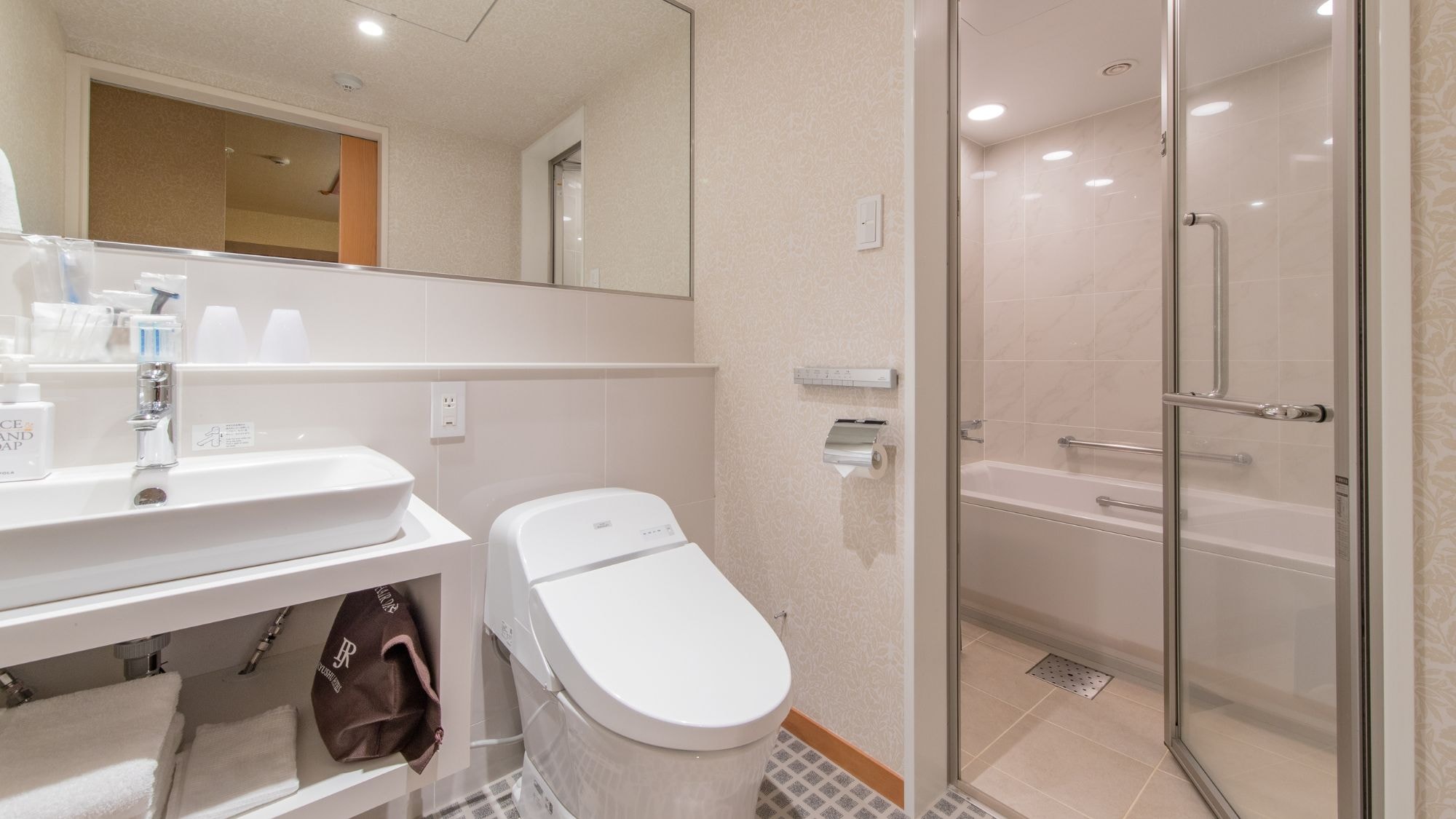 ◆ Deluxe Twin | Bathroom with washing area