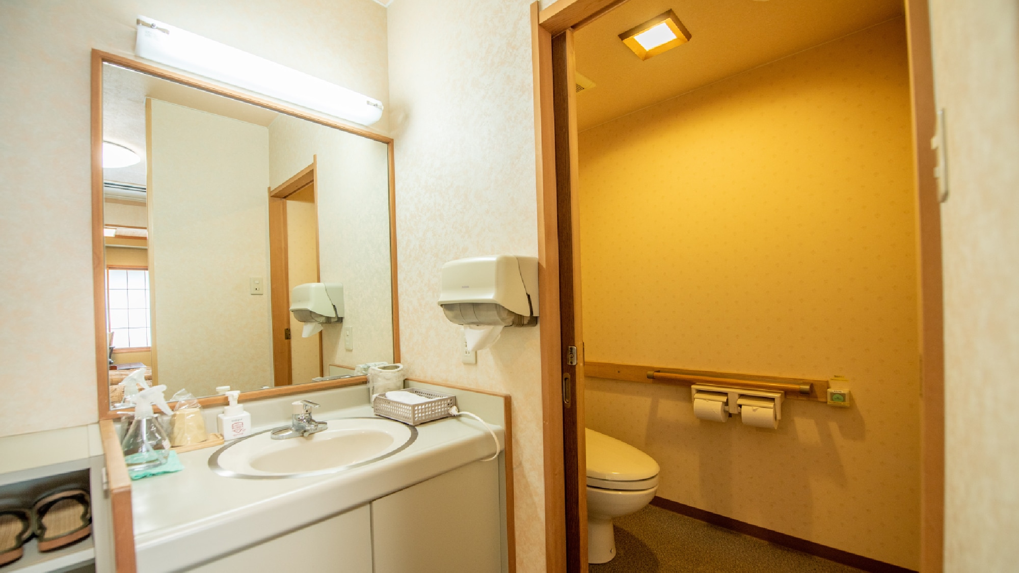 ・Barrier-free room “Toki no Ma” Japanese-style room 4.5 tatami mats + bedroom 4 tatami mats