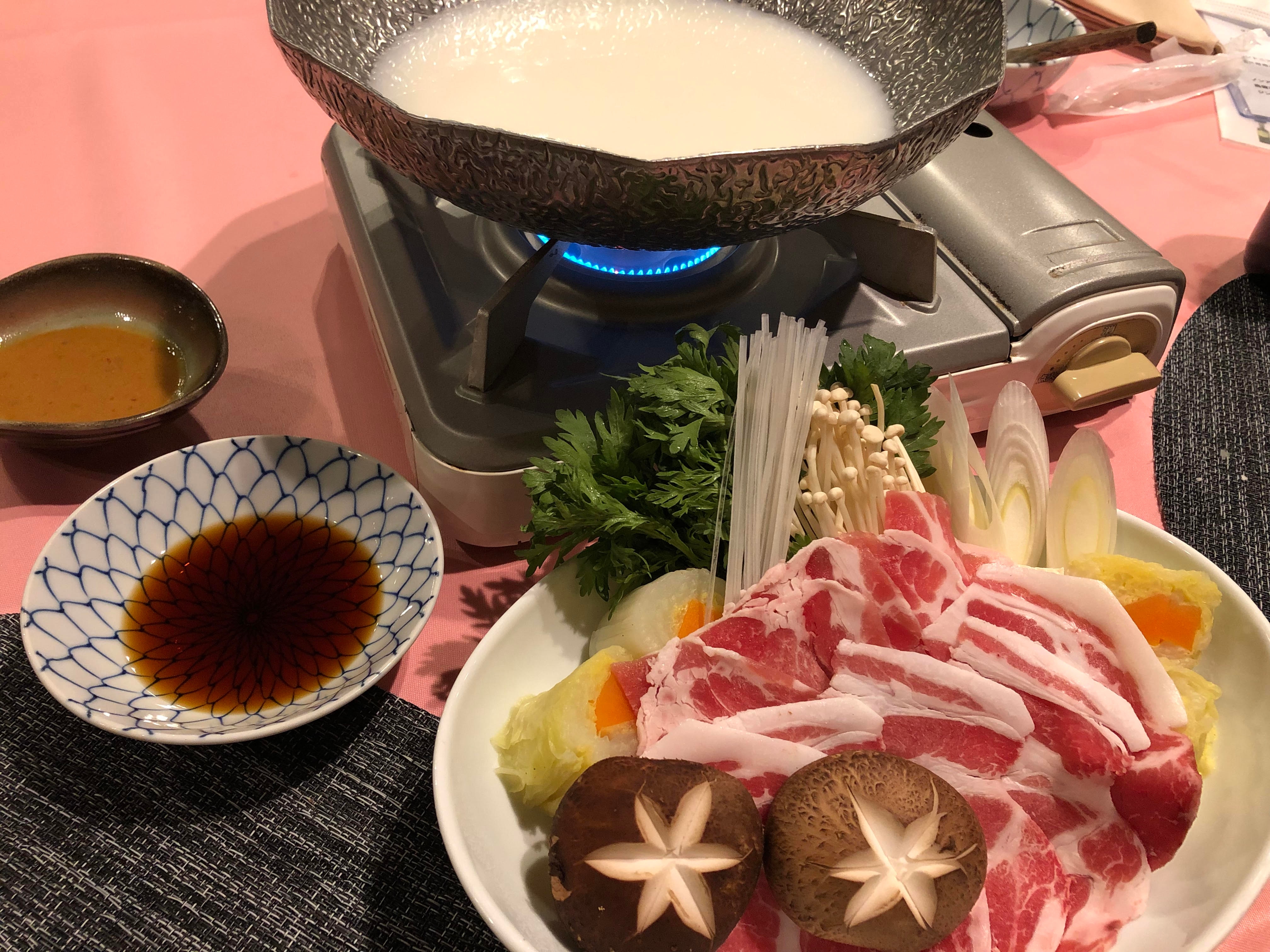 使用當地豬肉和豆漿製作的涮涮鍋