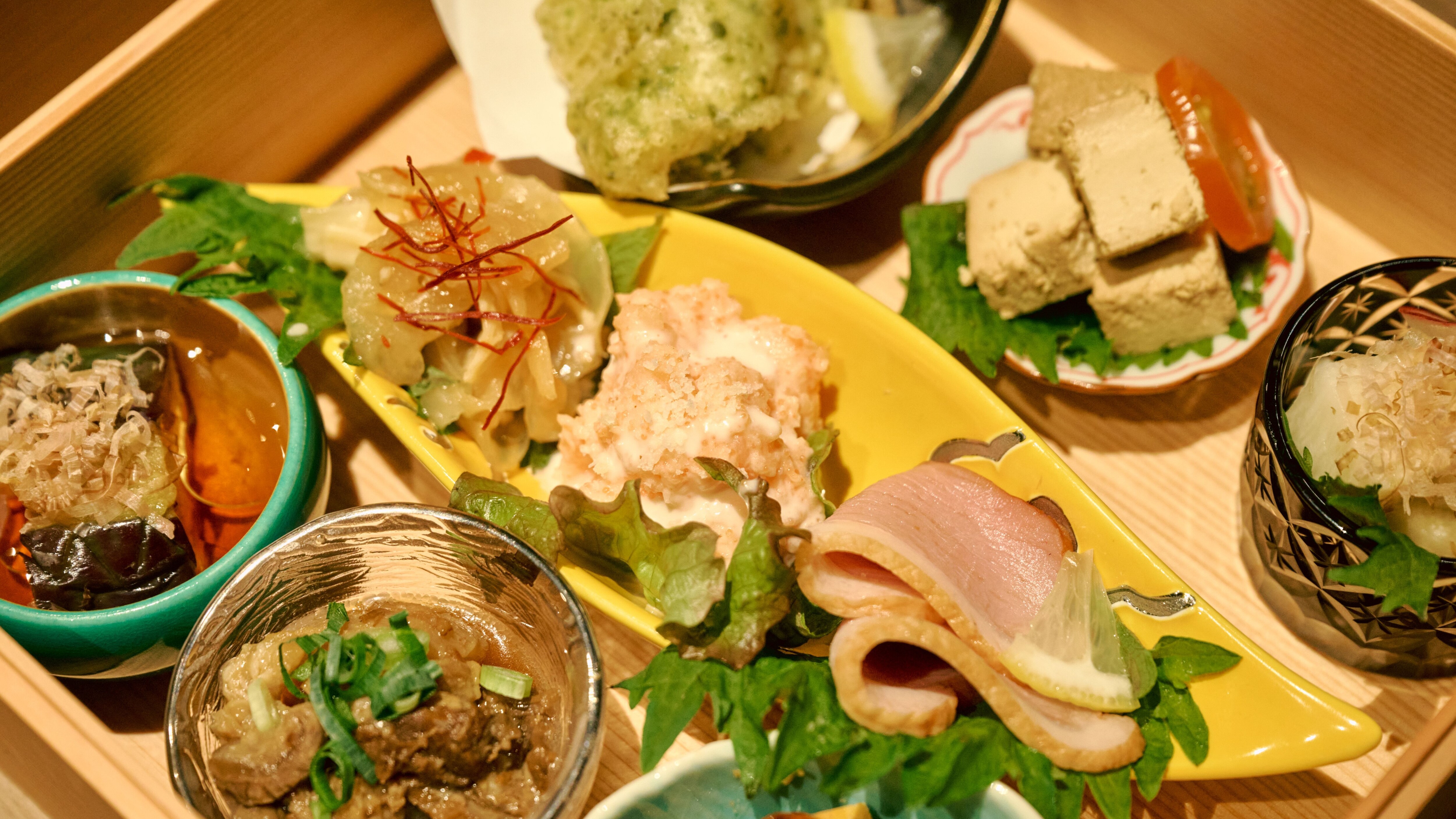 "Matsu Course" Kaiseki Osechi menggunakan bahan-bahan dari Miyazaki, seperti daging sapi Miyazaki Zabuton dan ayam Tsuma Jidori yang dipanggang dengan arang (gambar)