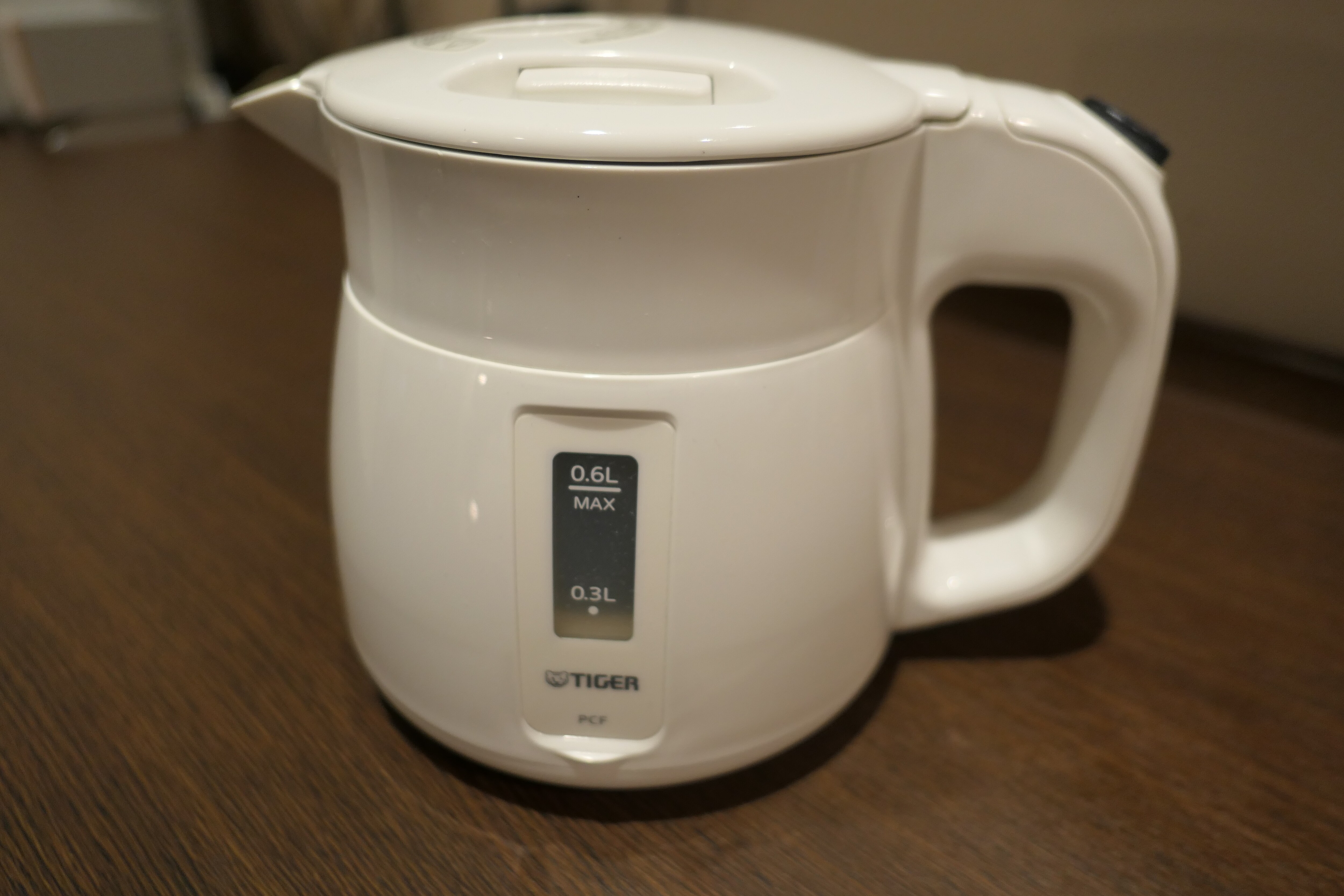 A kettle pot where you can eat ramen bought at a convenience store