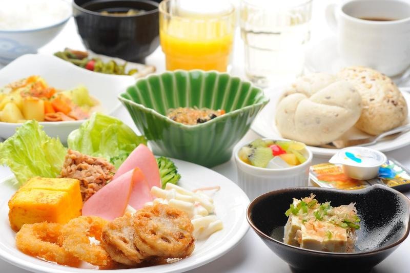 Various dishes in Japanese, Western and Chinese