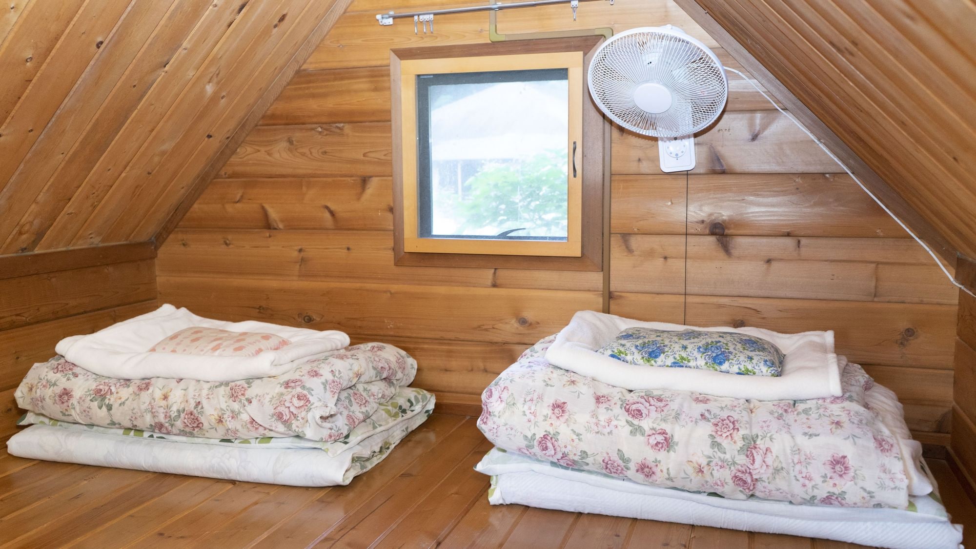 Log house loft bedroom