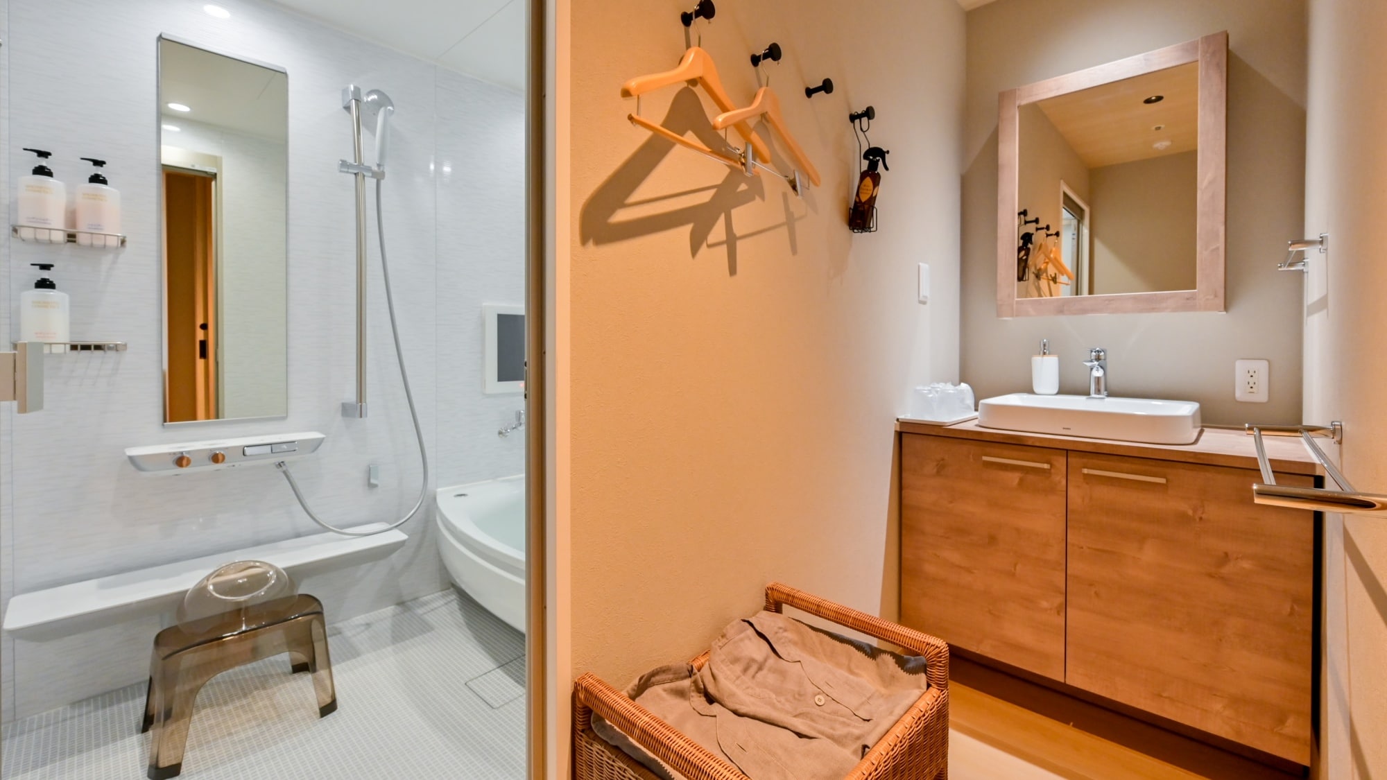 [Renovated Japanese-style room] Refa shower & bath with TV
