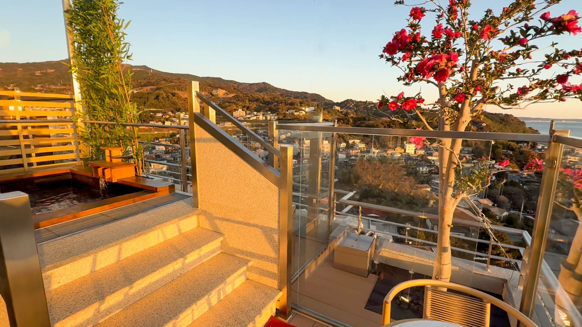 ・[สวนส่วนตัวในห้องพัก] คุณสามารถเพลิดเพลินกับทัศนียภาพอันงดงามของทะเลมานาซูรุจากสวนที่ติดกับห้องพักของคุณ