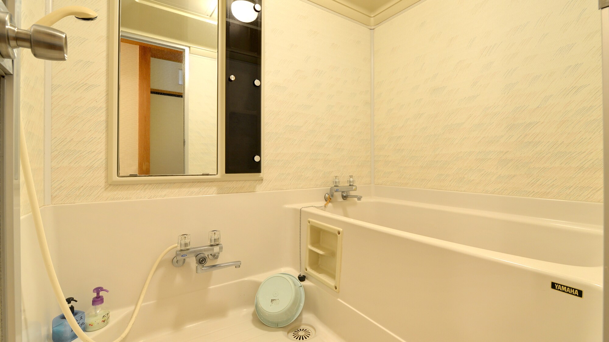 * Kamar ala Jepang 10 tikar tatami (contoh kamar tamu) / Kamar tamu juga dilengkapi dengan bak mandi dan toilet.