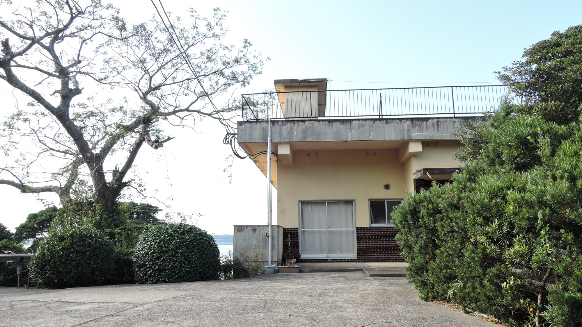 *Exterior: Enjoy the relaxing island atmosphere.