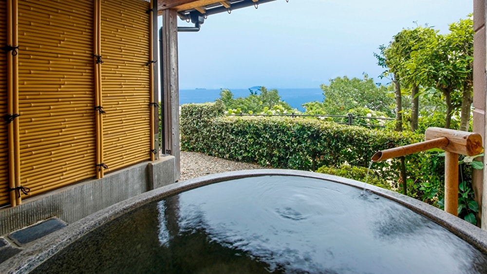 Nikmati mandi sambil menyaksikan Laut Jepang yang memperlihatkan wajah berbeda-beda tergantung musim...