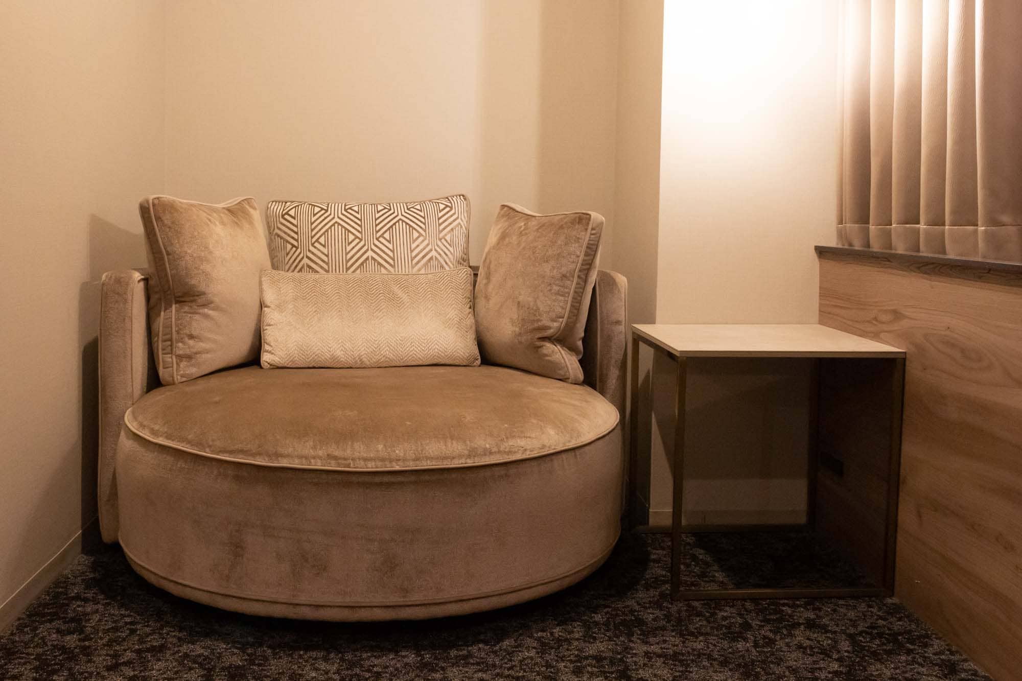 Sofa (Deluxe King Room)