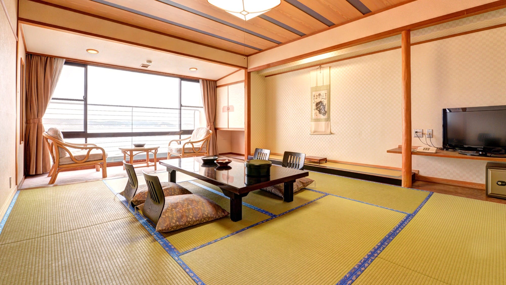 *Main building Japanese-style room (example of guest room) / All rooms have ocean views. Enjoy the slow pace of island life away from the hustle and bustle of the city.