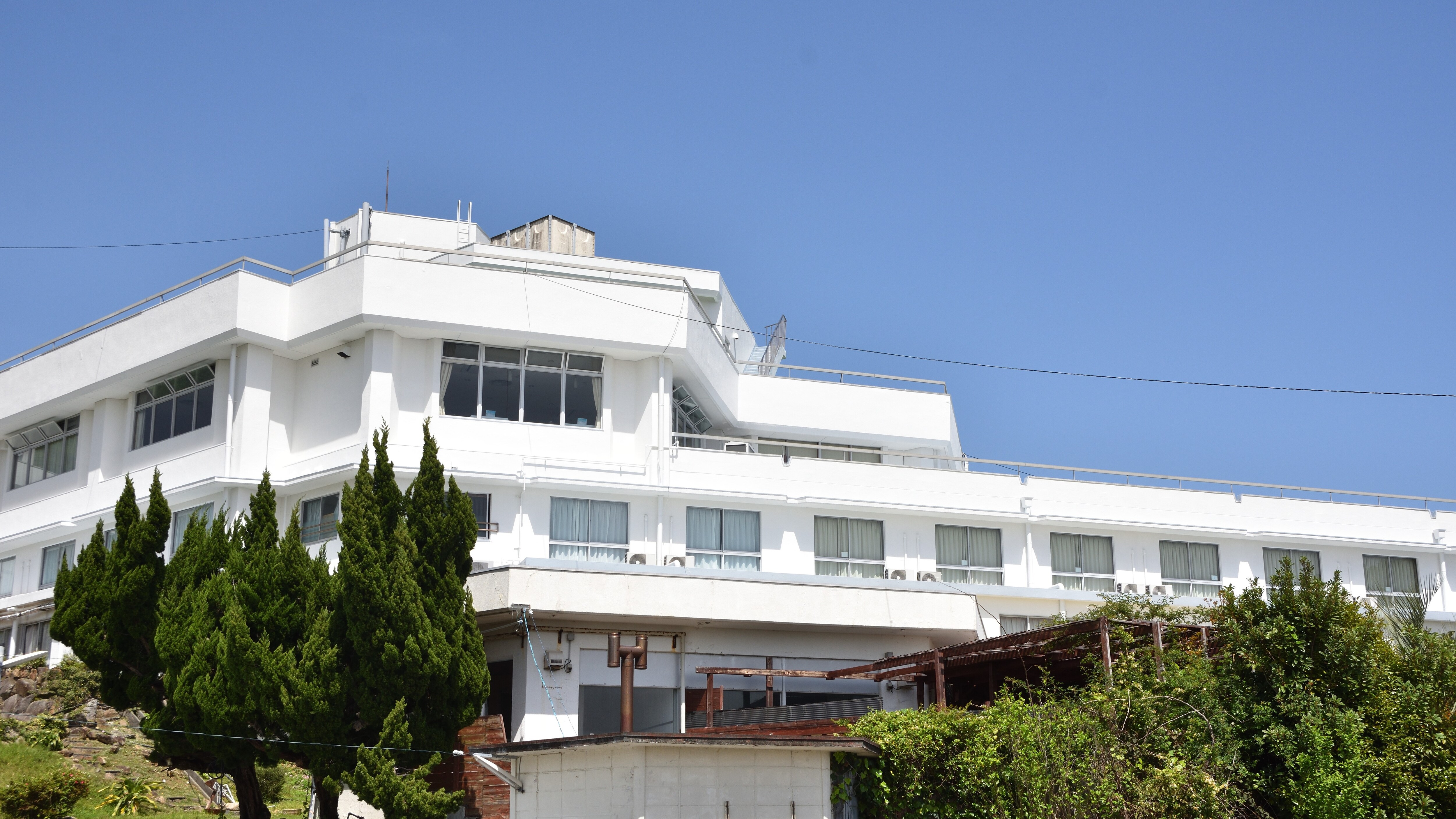 Sunnyside Hotel main building overlooking the Pacific Ocean
