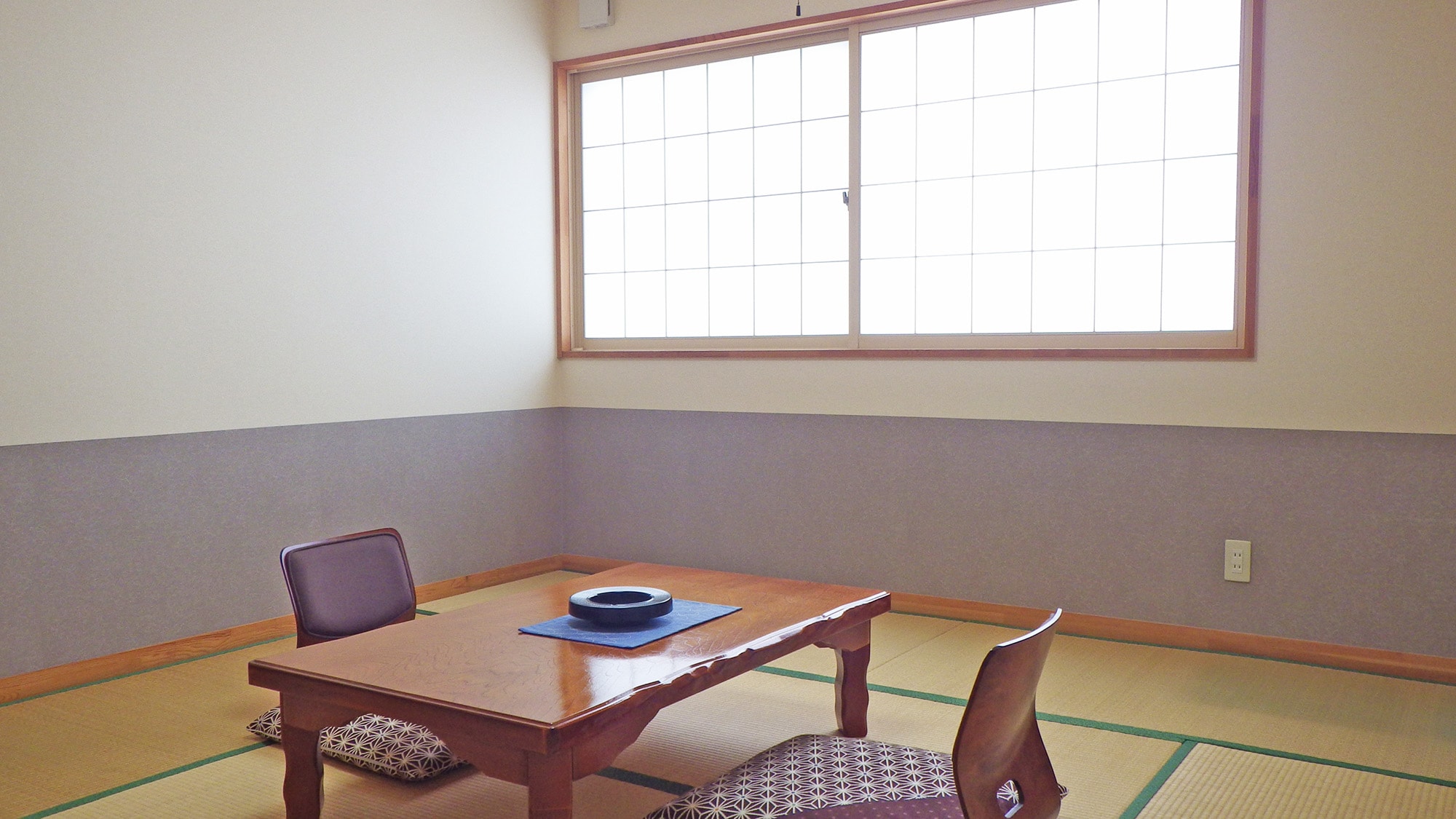 * Japanese-style room with 8 tatami mats / A simple tatami room with bright sunlight shining through the shoji window. Recommended for couples and couples.