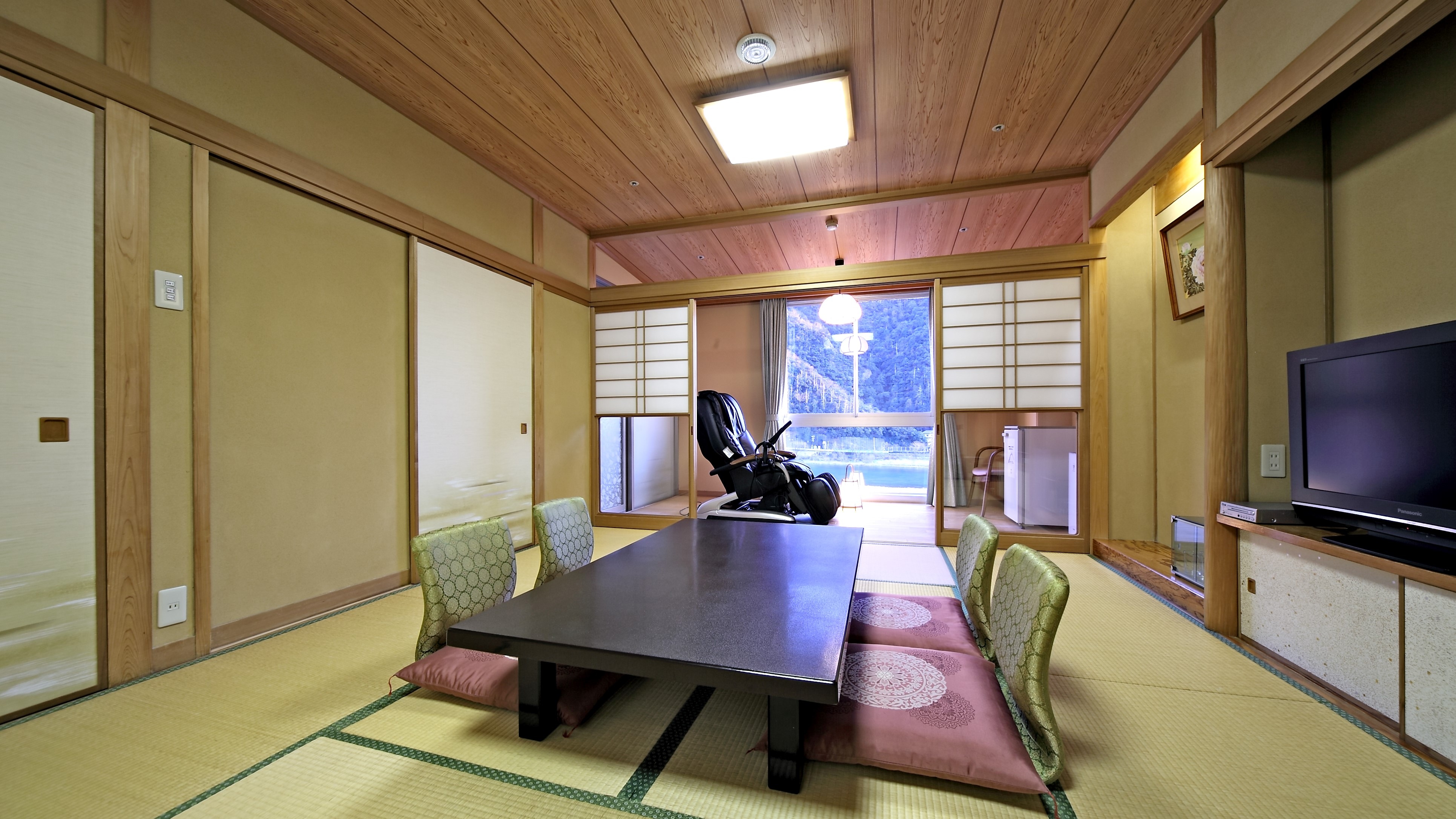 ★ Japanese-style room with a view bath (10 tatami mats + 4 tatami mats, 45 square meters)