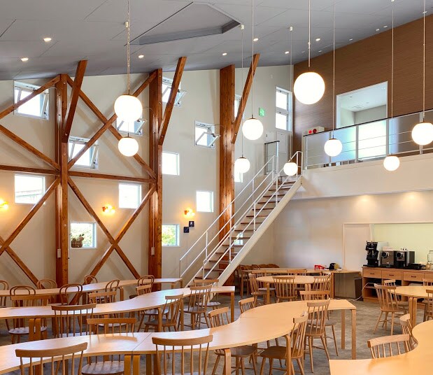 Kafe dengan atrium terbuka②