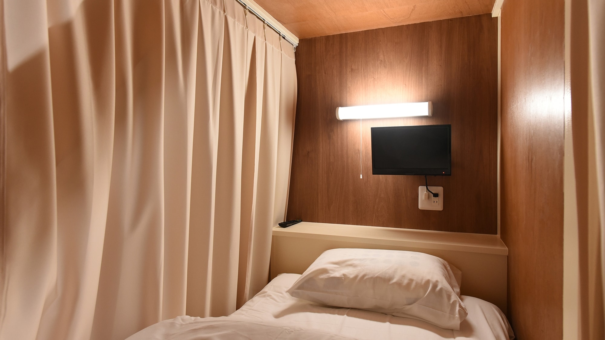 [An example of a guest room] Large room (bunk bed). It's a comfortable space with an outlet and TV next to the bed.