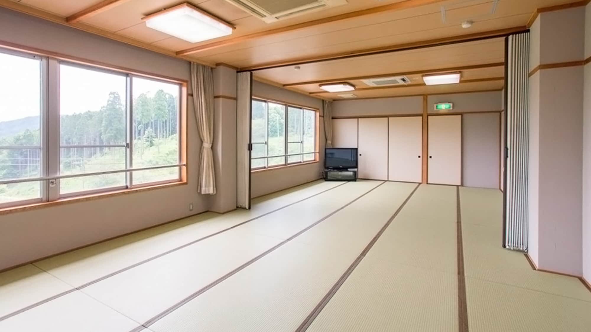 ・[Large Japanese-style room] Equipped with a shower room and kitchen, this room can accommodate large groups.