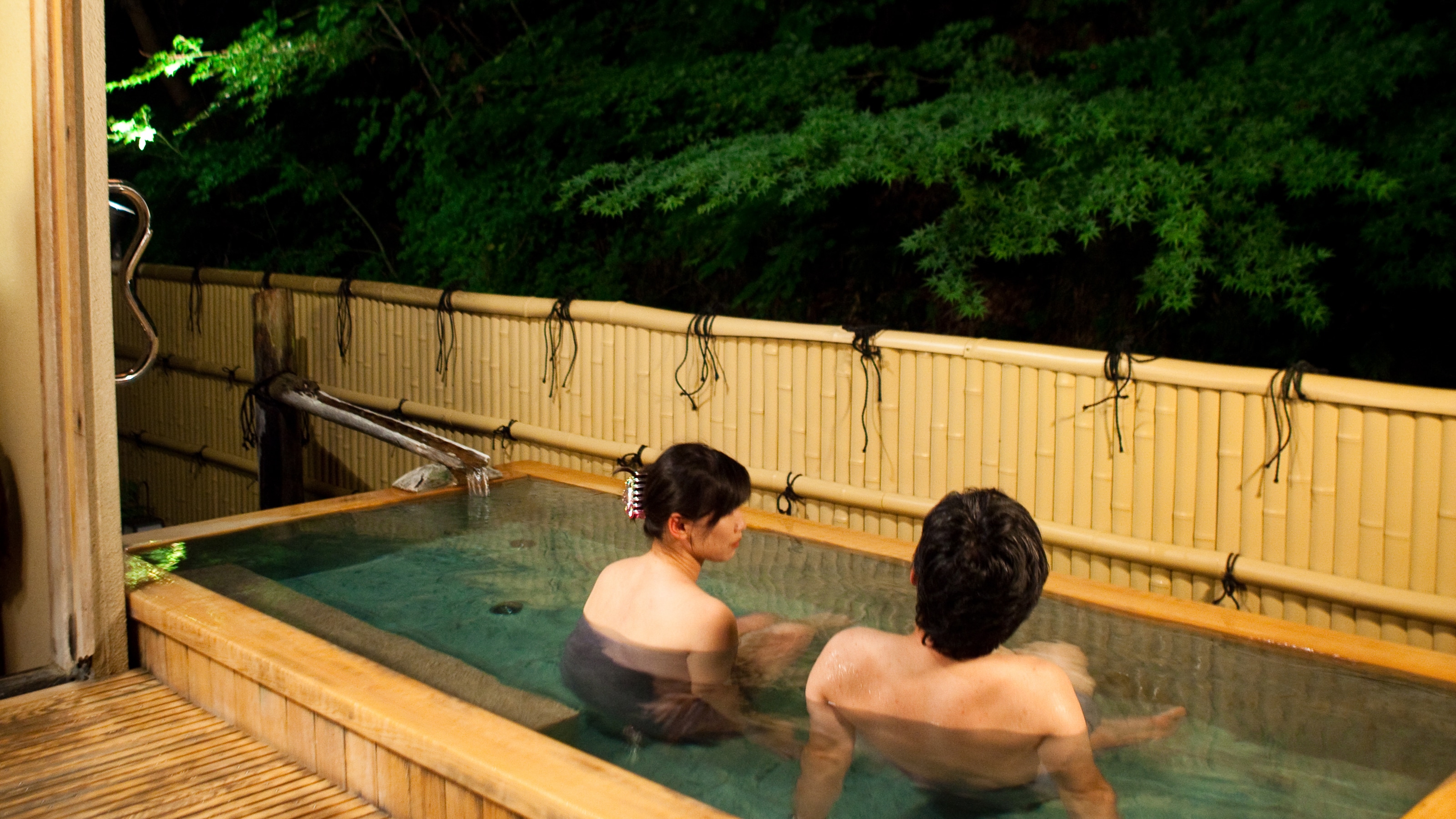 The open-air bath at "Hozan no Yu" is a private family bath.
