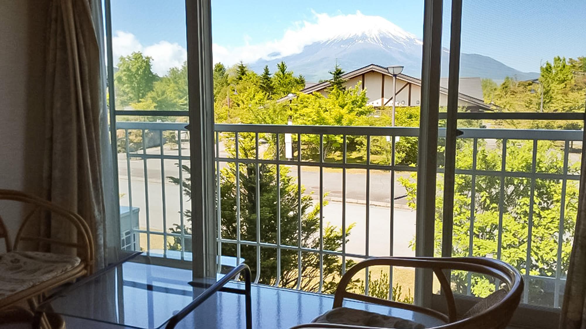 ・ [Example of Japanese-style room] You can overlook the magnificent Mt. Fuji from the window.