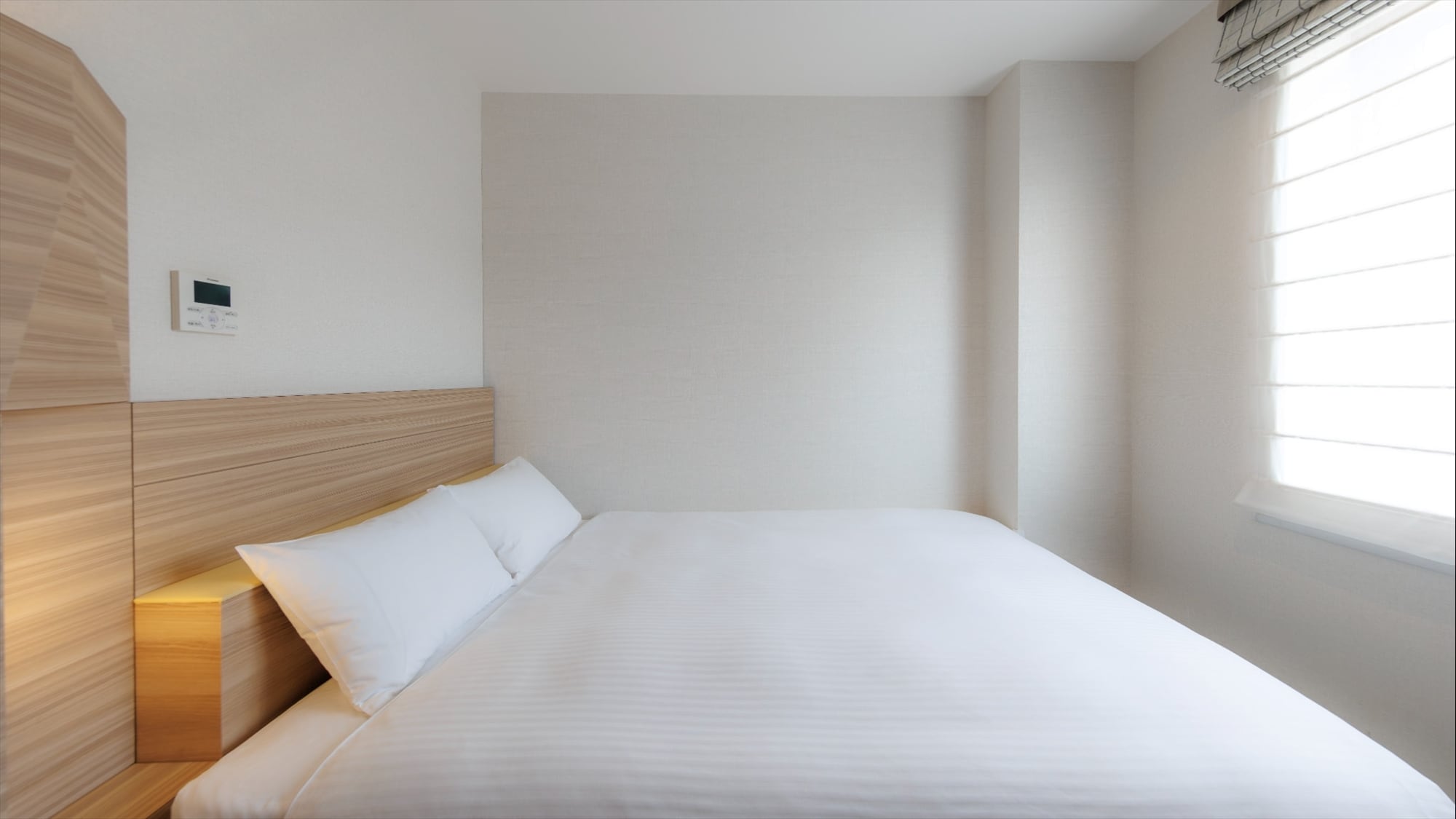 [Standard Double (South Wing) 15㎡] A bright and sophisticated space accented with "coral green"