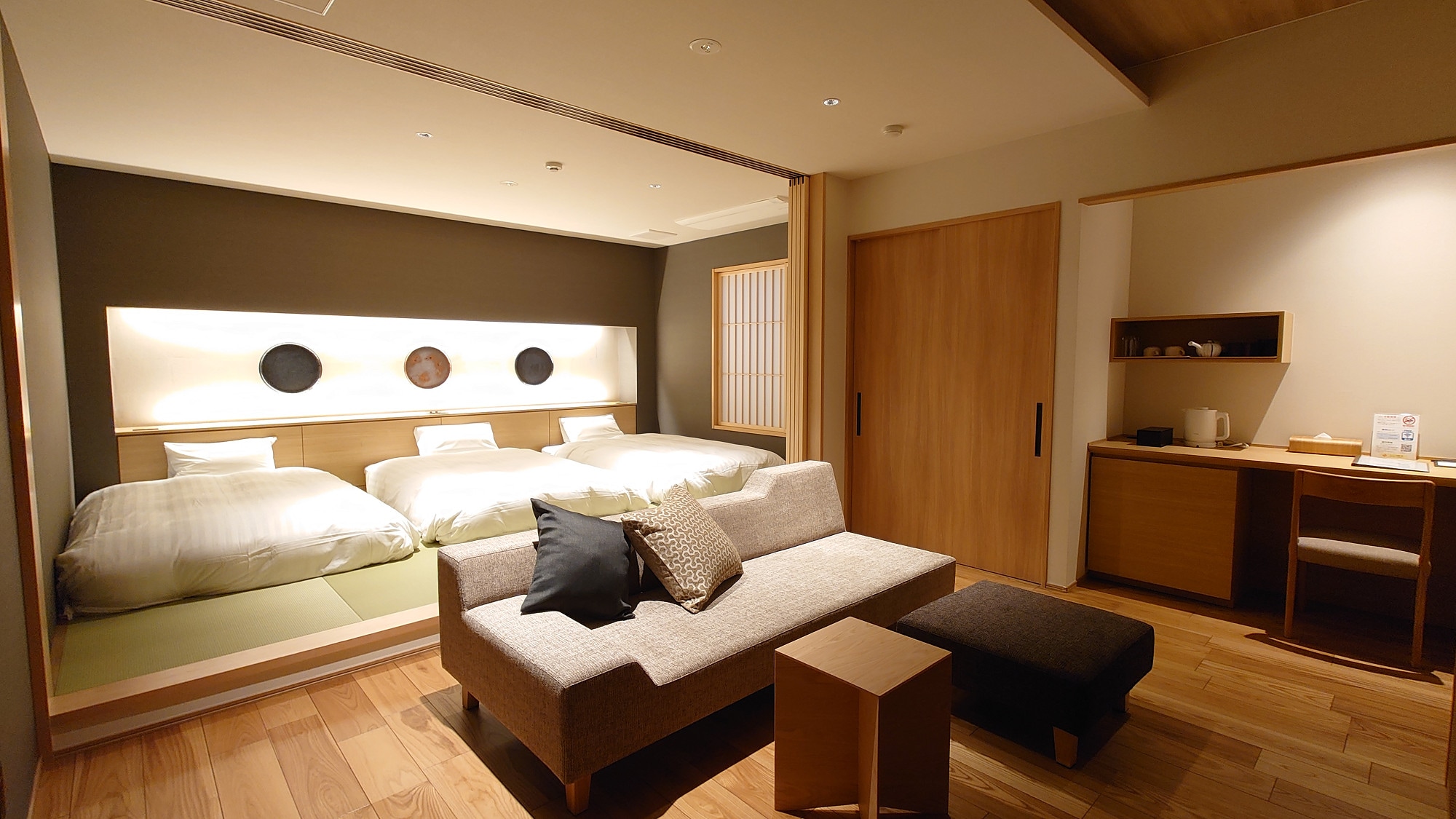 Japanese-Western style room with 3 beds “Geksaka”_Interior of Koishiwara ware plates from Hideyama kiln