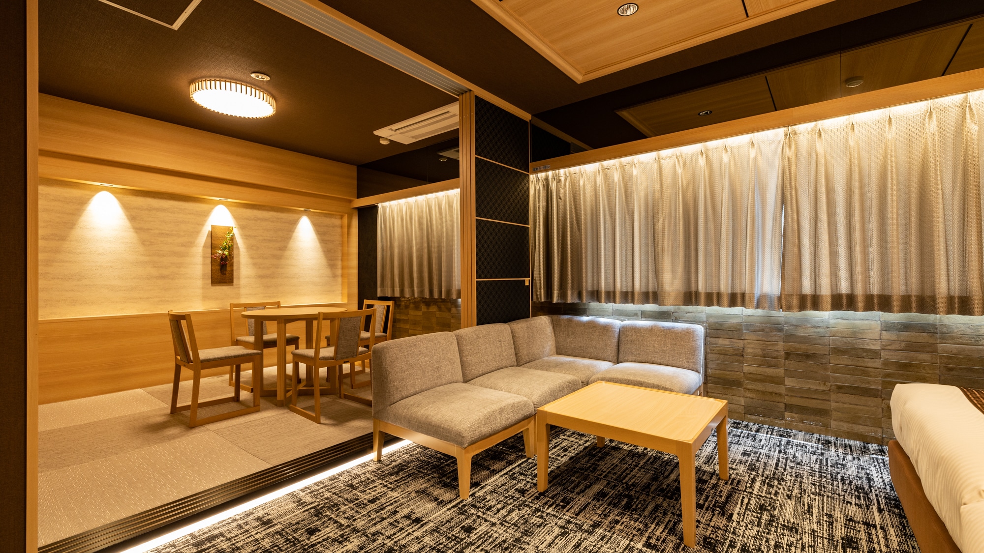 [ห้องพักชั้นบนสุดสไตล์ญี่ปุ่น-ตะวันตก] ปรับปรุงใหม่ในปี 2024 นอกจากห้องพักสไตล์ตะวันตกแล้ว คุณยังสามารถผ่อนคลายในห้องพักสไตล์ญี่ปุ่นที่ผ่อนคลายได้อีกด้วย