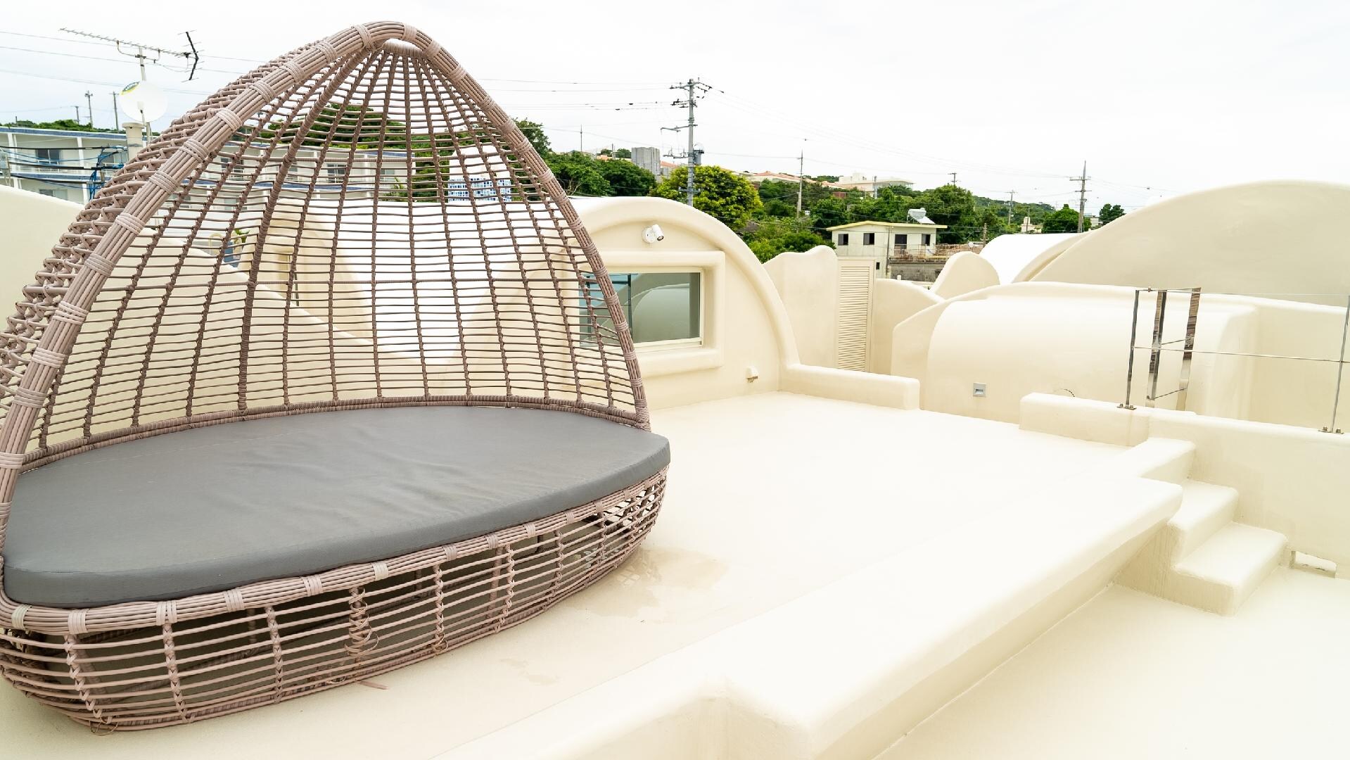 [Premium Suite Building (Dilos Naxos Milos)] A gazebo is installed on the rooftop terrace.
