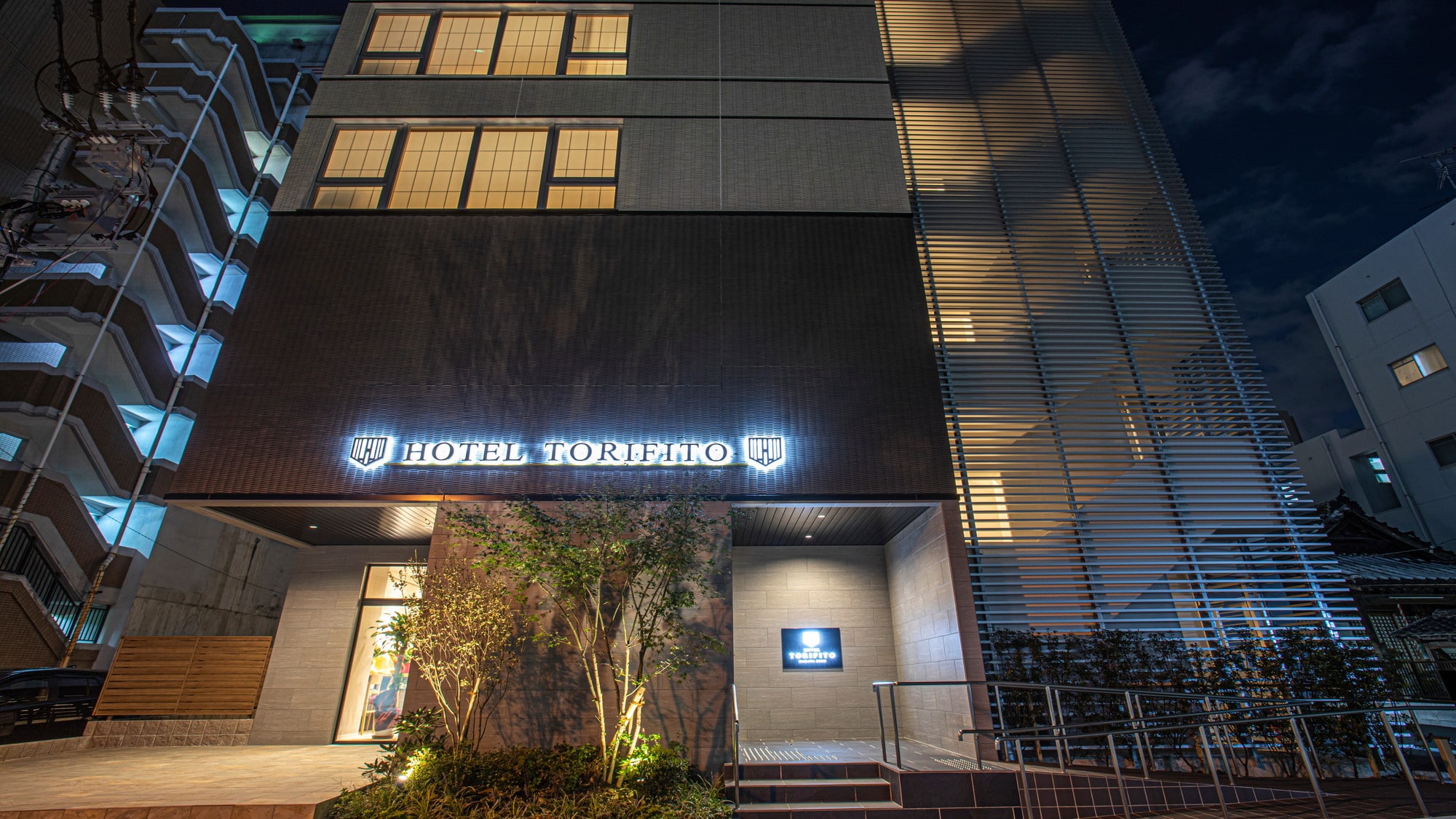 Appearance: The appearance seen from the front of the hotel. Please enter from the automatic door on the stairs.