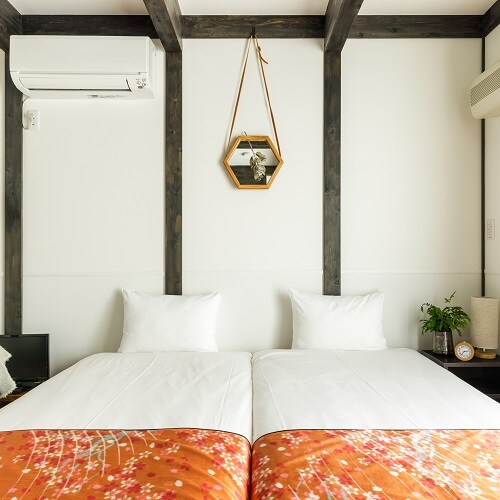 [Twin Room] Check out the original wall hangings by Saori Noda, a woodworker from Yamanashi