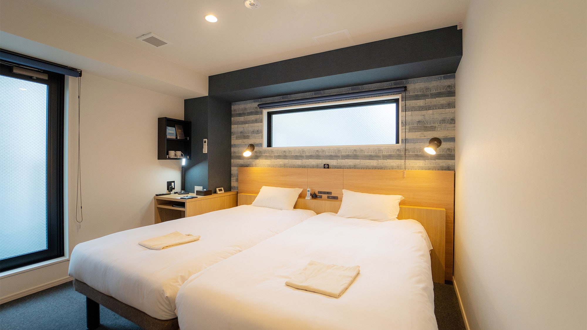 ・ Hollywood twin room / Hollywood type with two single beds connected to make a king size