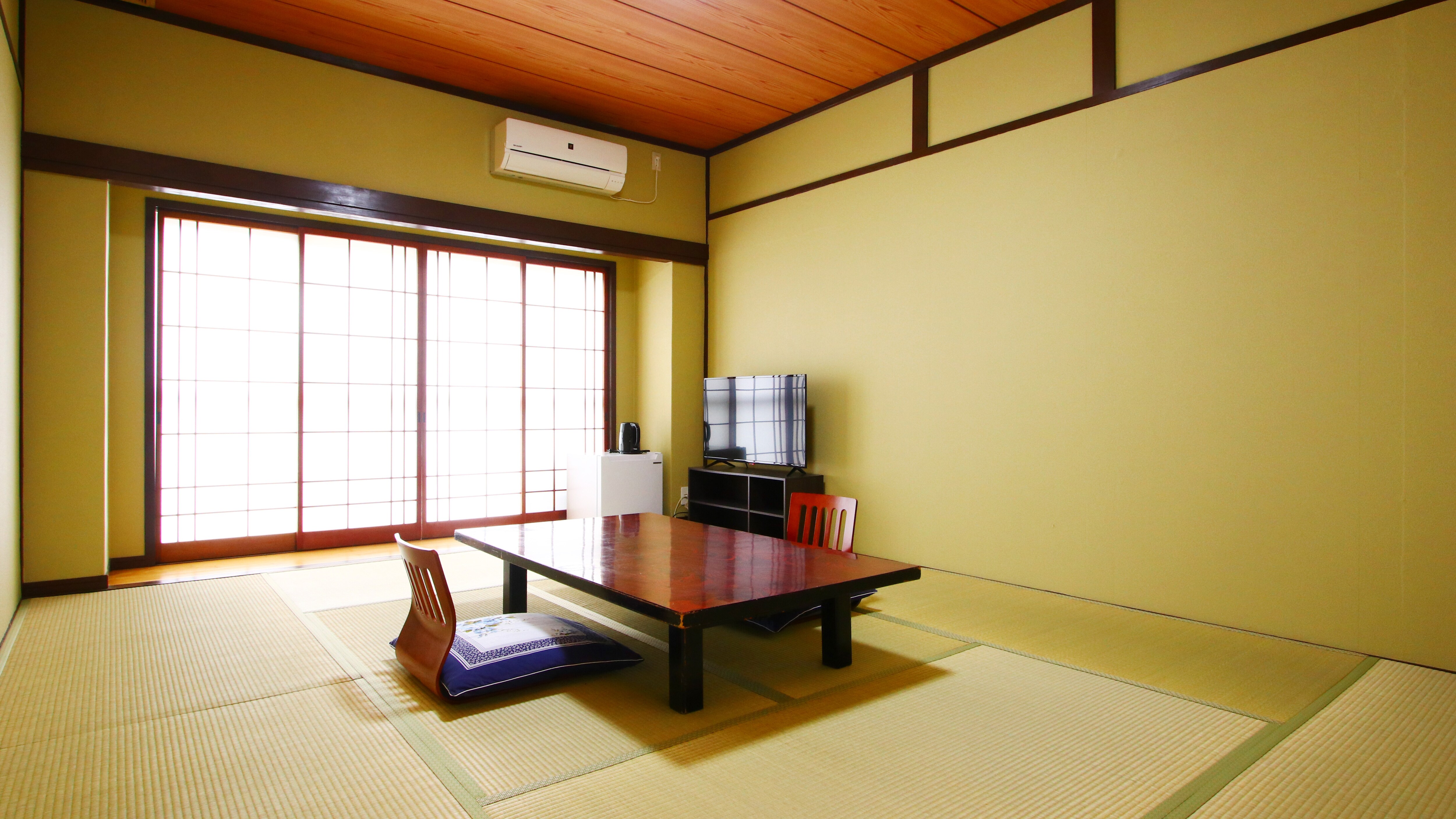 10 tatami mats ■All rooms are equipped with kettles and refrigerators*