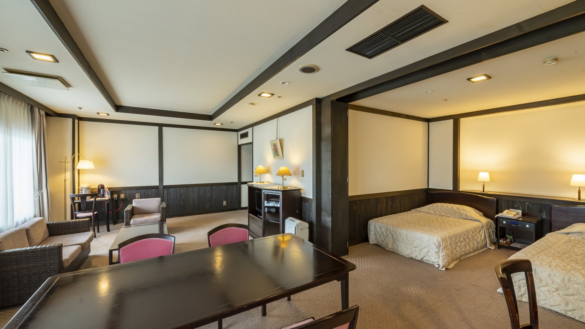 [Top floor semi-suite] A spacious room with a reception space, perfect for special occasions such as anniversaries.