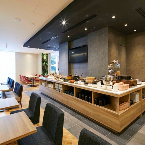 【조식 회장】 최고의 아침을 전달하는 밝고 개방적인 공간. 잔치 야채의 아침 밥으로 새로운 하루