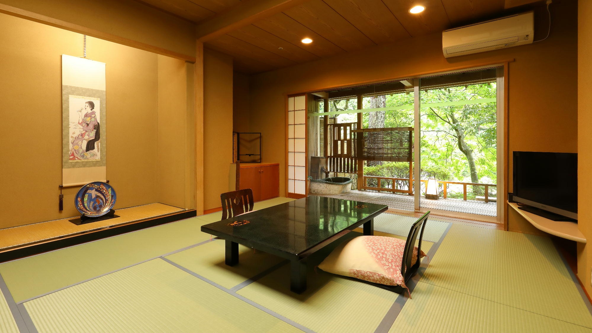 [Room with open-air hot spring bath] Japanese-style room with 10 tatami mats and garden overlooking the Kinugawa River