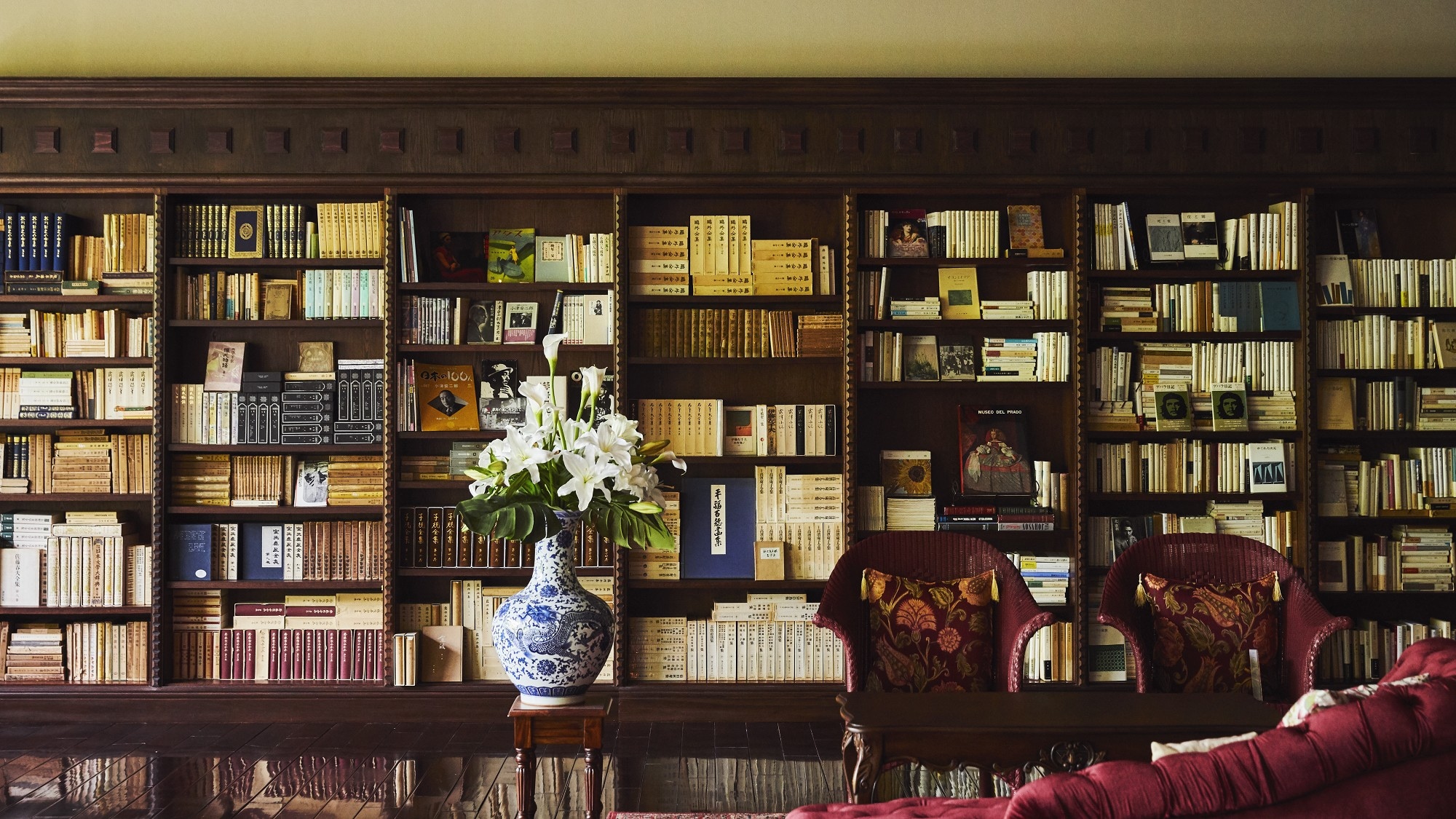 Collection Lounge & Bar Keluarkan cerita favorit Anda dari koleksi 30.000 buku dan nikmati waktu khusus hanya untuk Anda
