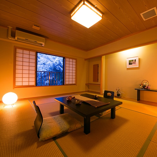 [10 tatami mats with a semi-open-air bath] A blissful time spent in the open-air bath on the top floor, surrounded by the scent of nature and the scent of cypress.