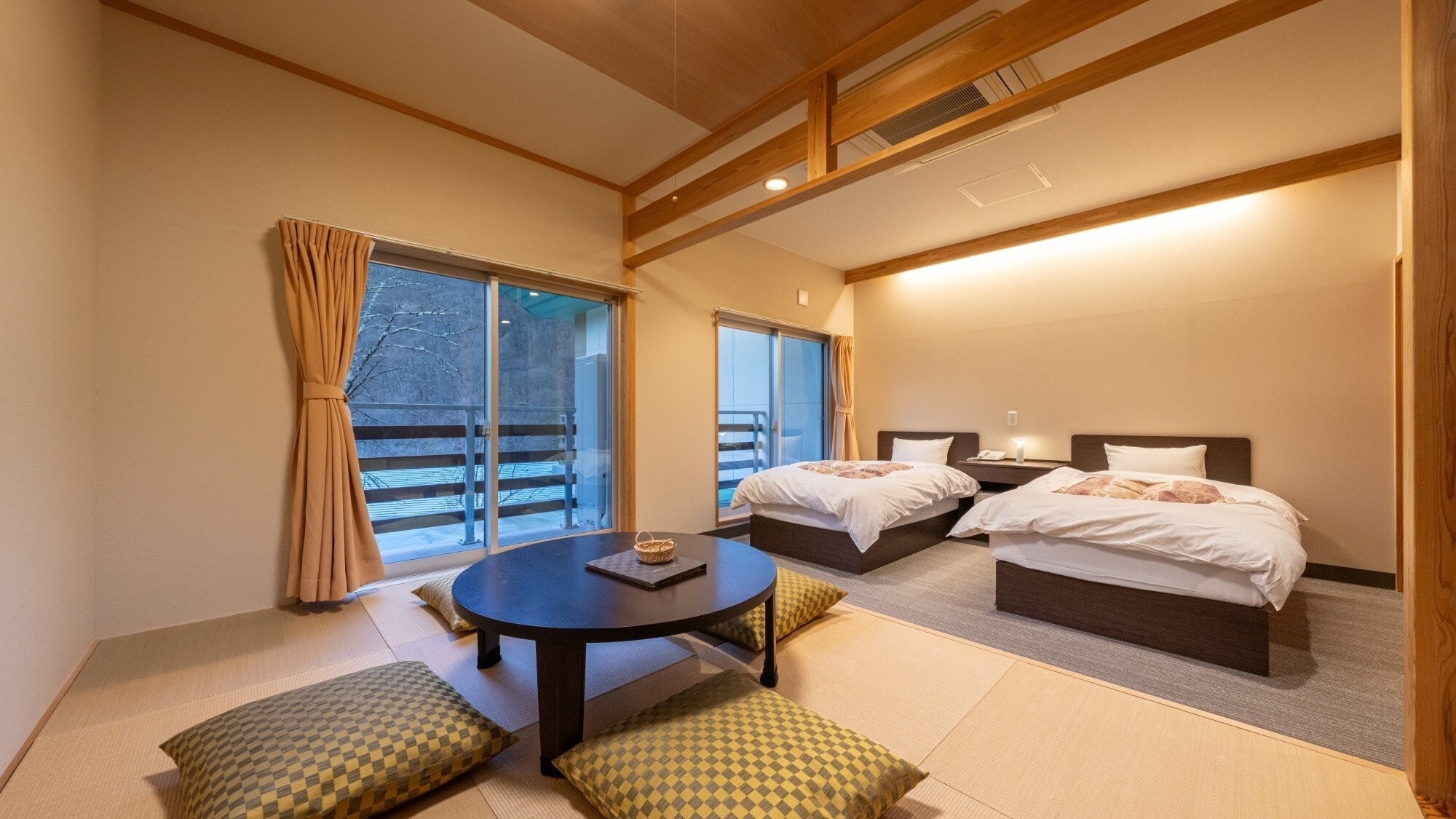 [Phòng theo phong cách Nhật Bản - phương Tây] Tất cả các phòng đều hướng về phía nam, có tầm nhìn ra những ngọn núi đầy màu sắc thay đổi theo mùa.