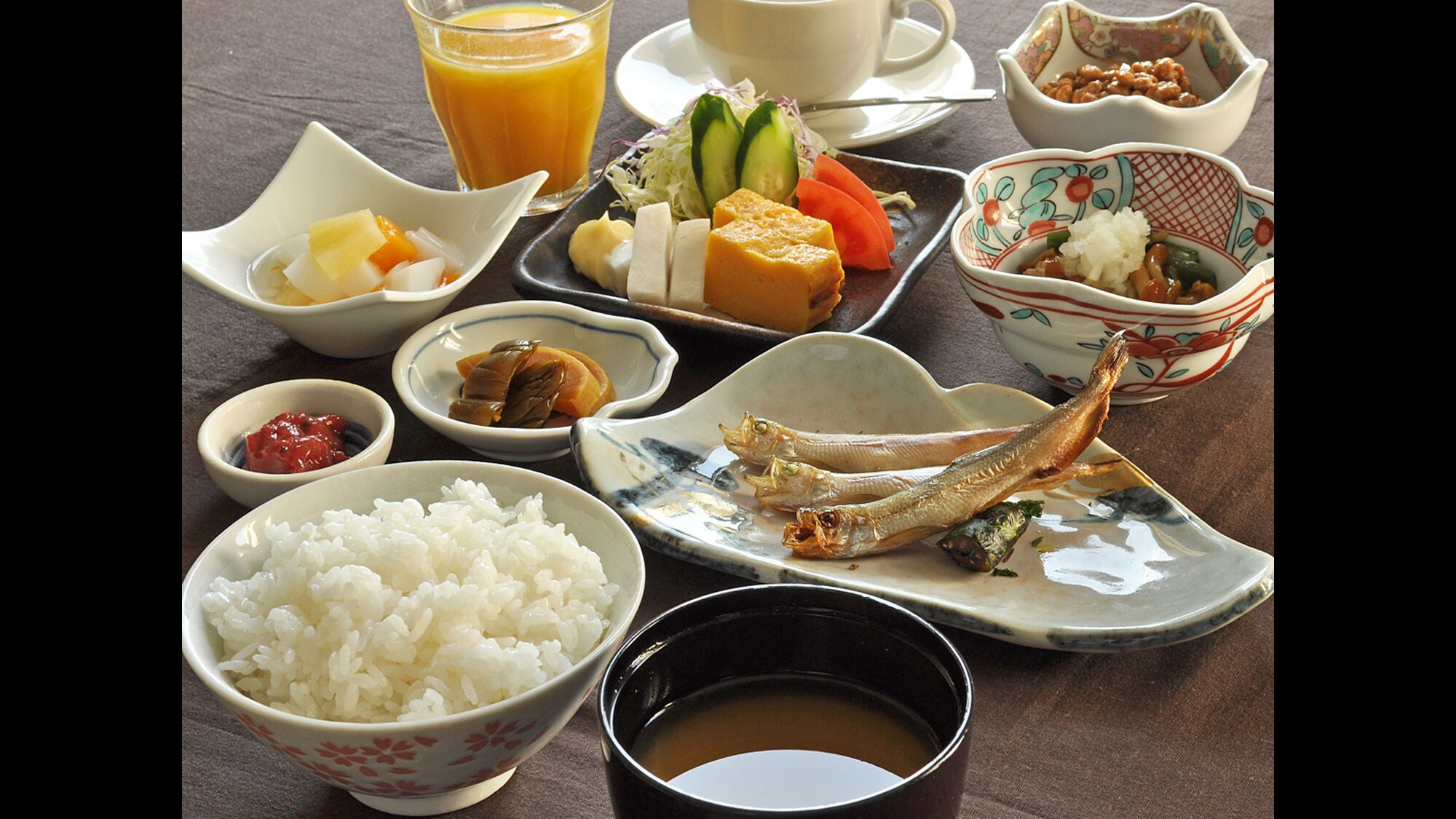 【日式早餐範例】 我們使用來自木川的「七星」米。這是以當地食材為主的日式套餐。