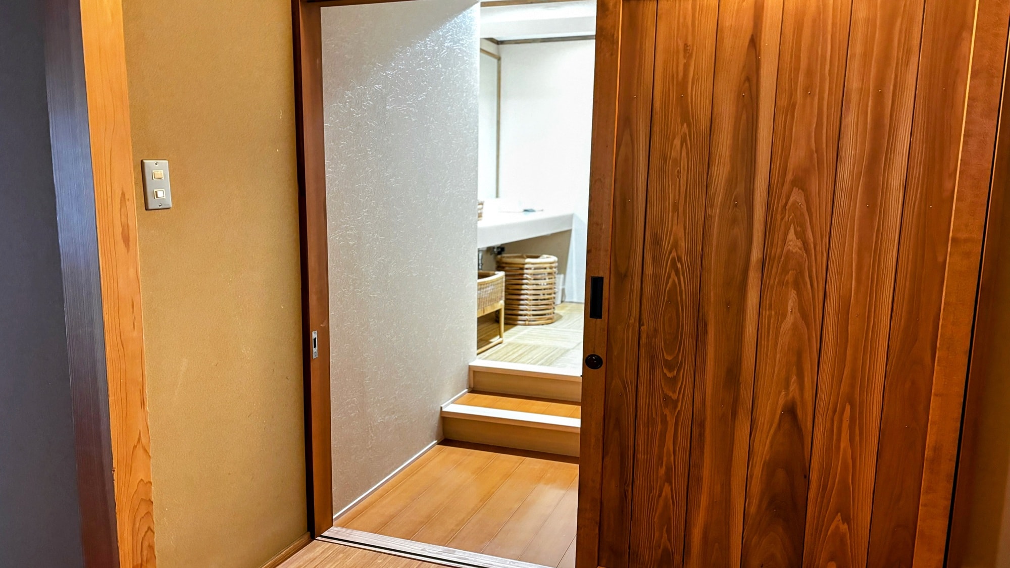 2nd floor: Japanese-Western style room with indoor cypress bath