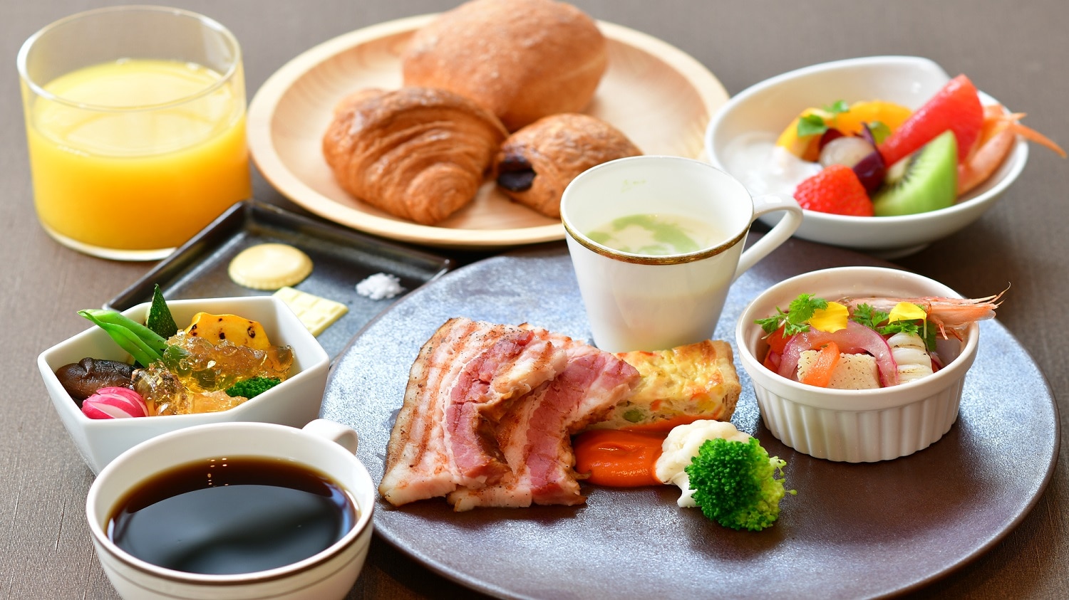 Western-style breakfast B (quiche with plenty of vegetables and tasty thick-cut bacon)