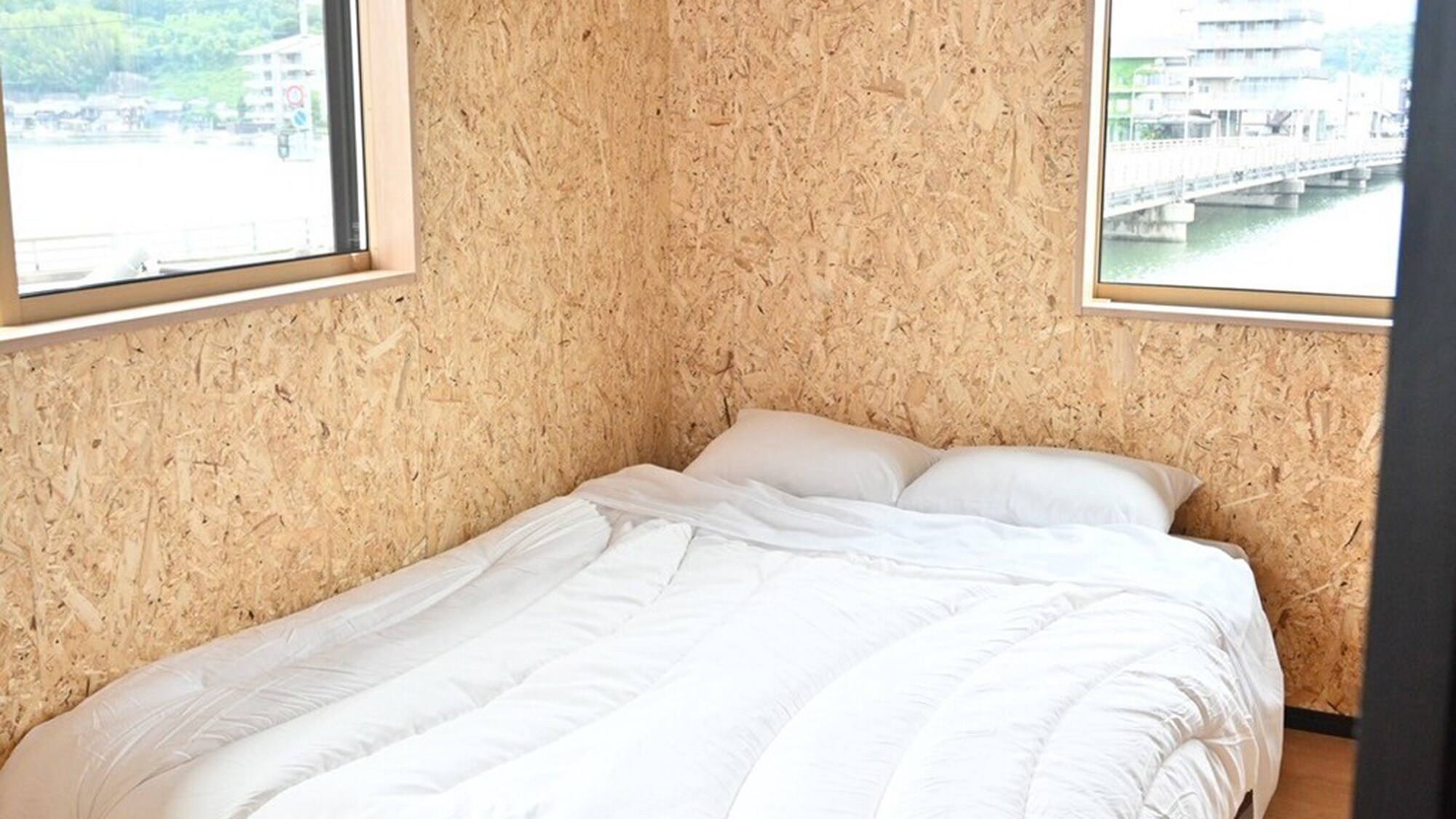 ・【雙人房】兩面採光明亮的房間。松本川的景色一覽無餘,空間寬敞。