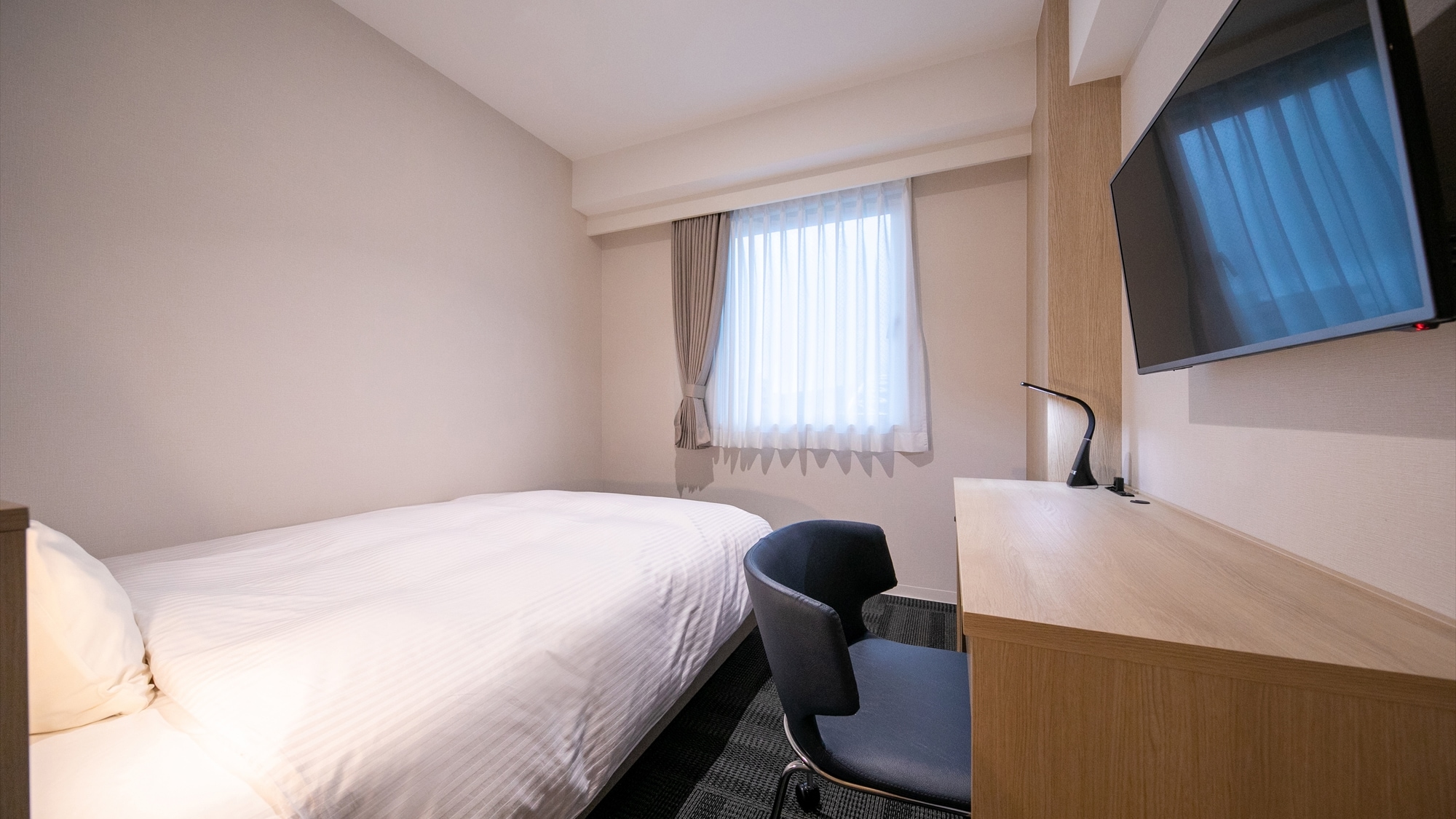 [Double room] A double bed (140 cm wide) is placed in a spacious 16 m2 room.