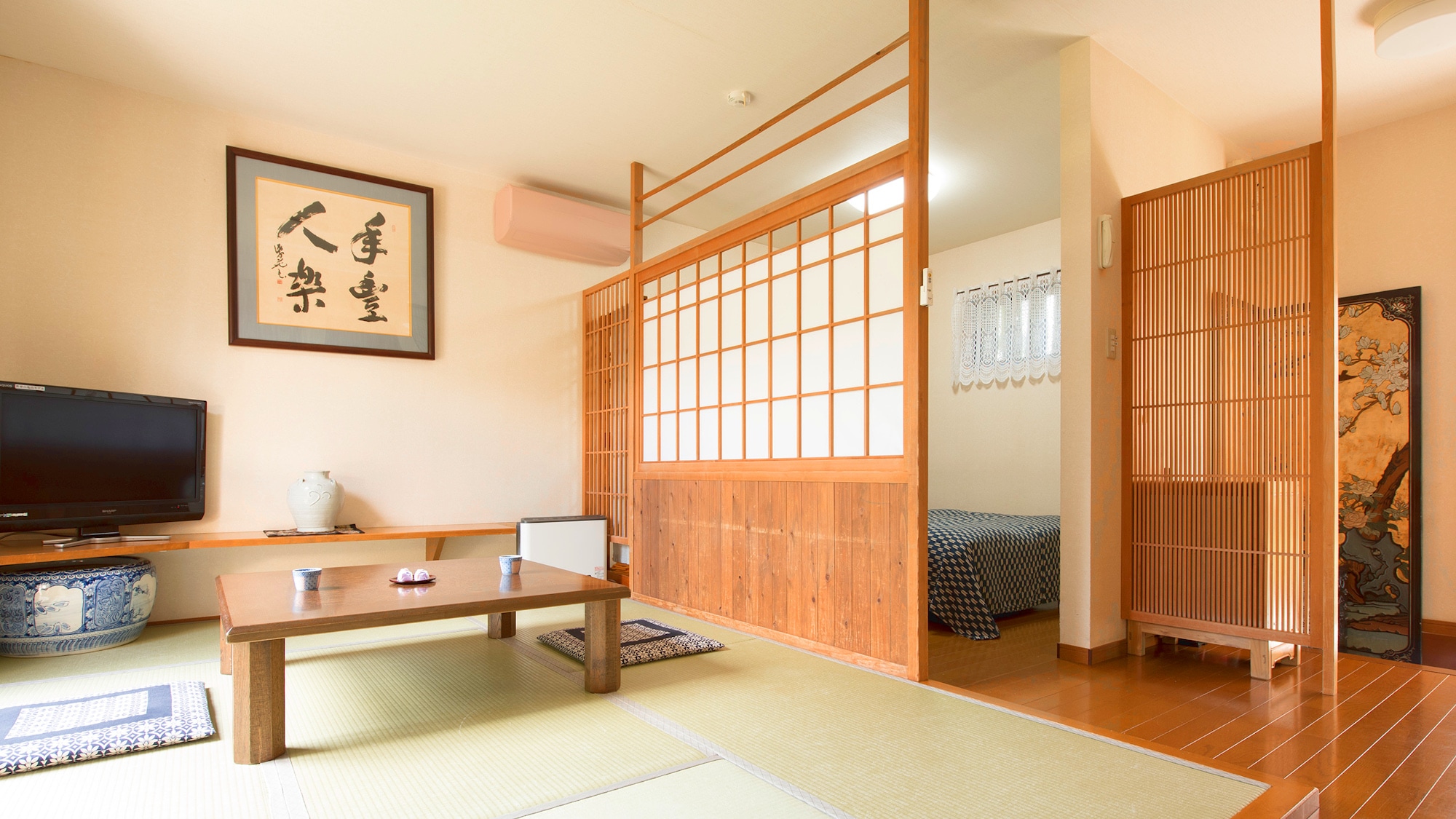 ・[100% free-flowing hot spring with open-air bath] An example of a detached Japanese-Western style room