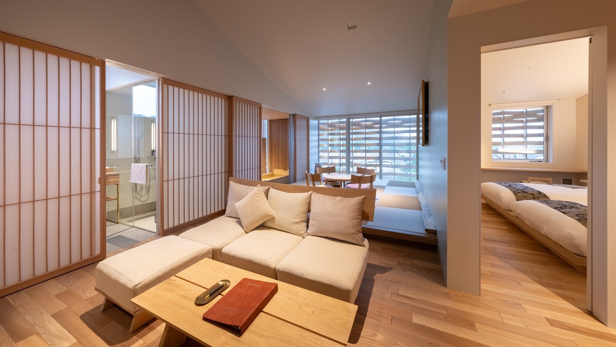 [套房] 61.40至69.17平方米。这是一个可以感受到出云的宁静与传统的特别的空间。