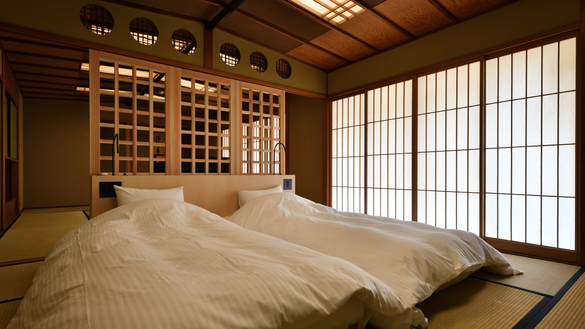 Japanese-style room with semi-open-air bath [Yamashina]