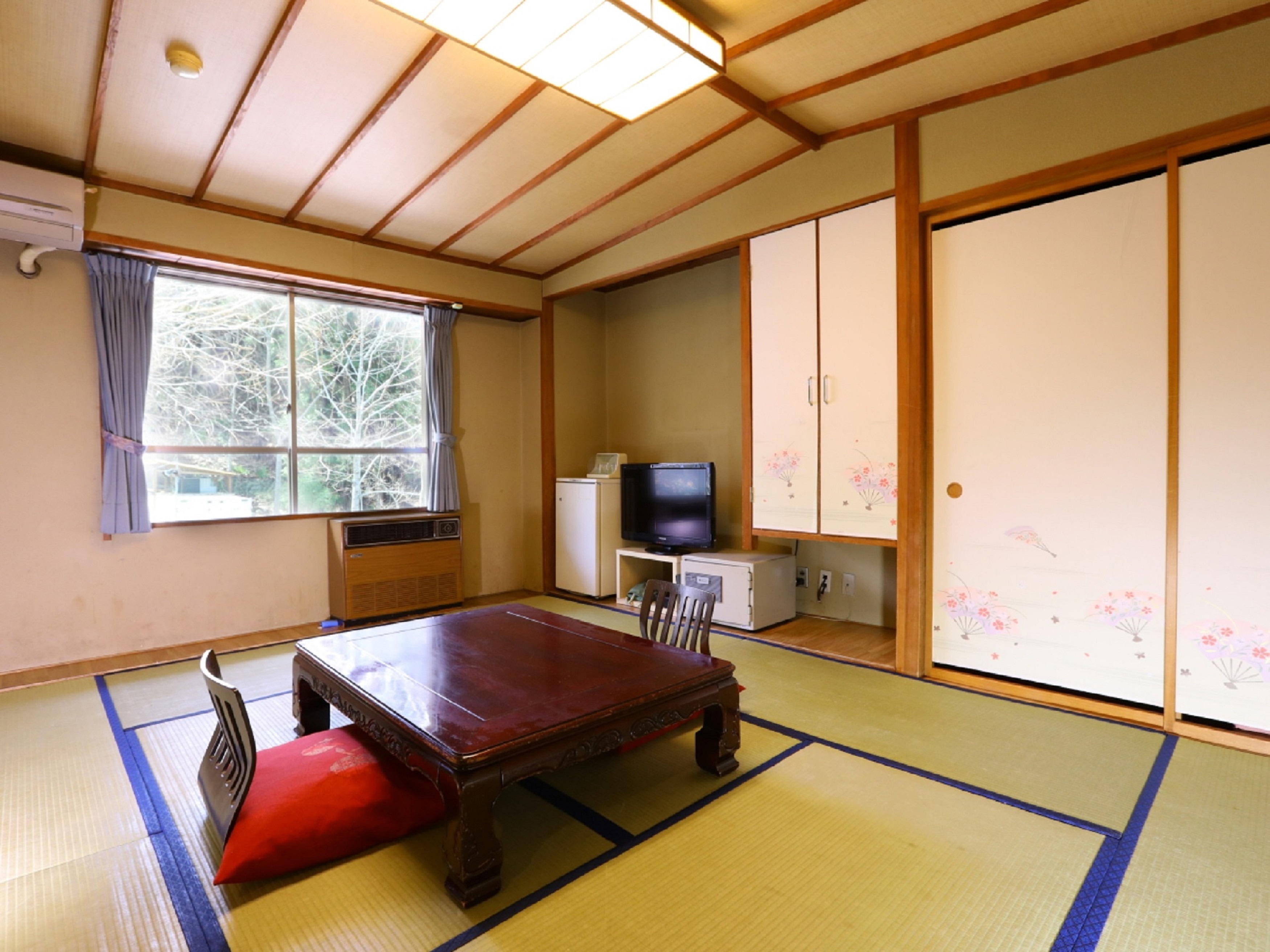 Main building Japanese-style room 10 tatami mats without bath with toilet